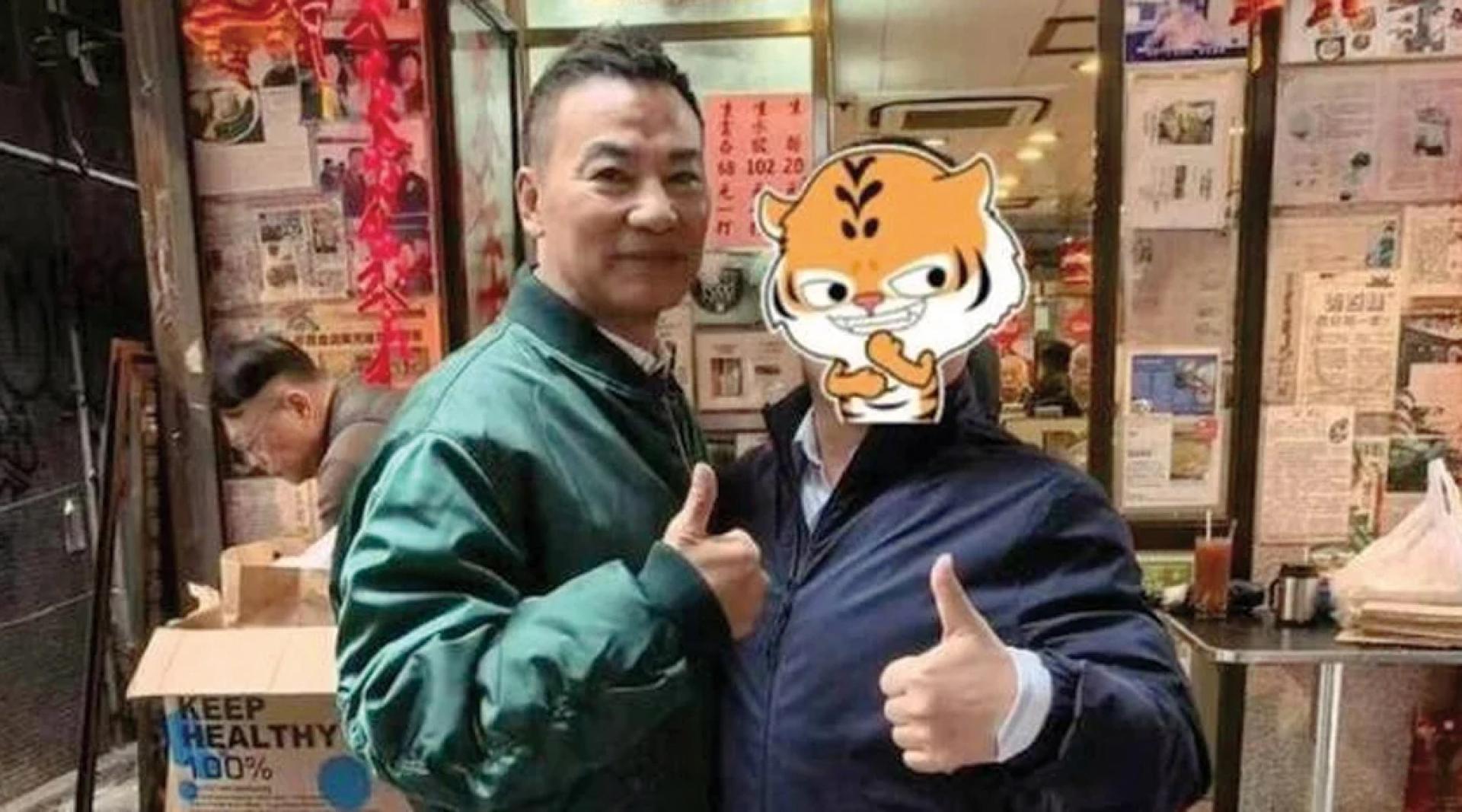 网友夸赞任达华（左）平易近人，开心同框合影。