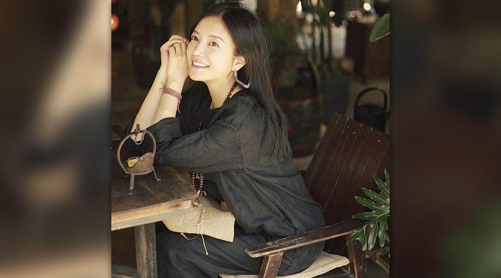 赵薇在宣布离婚后首晒新照。