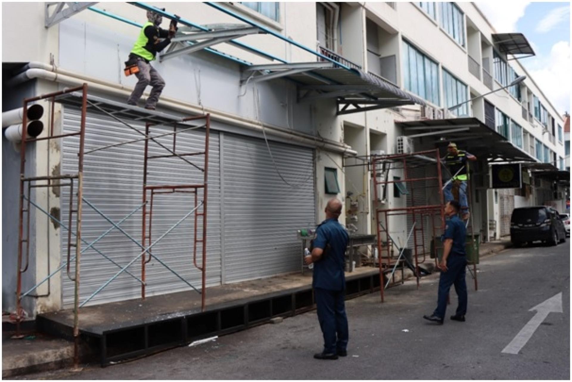 美里市政局展开执法行动，拆除未获批准建筑物。