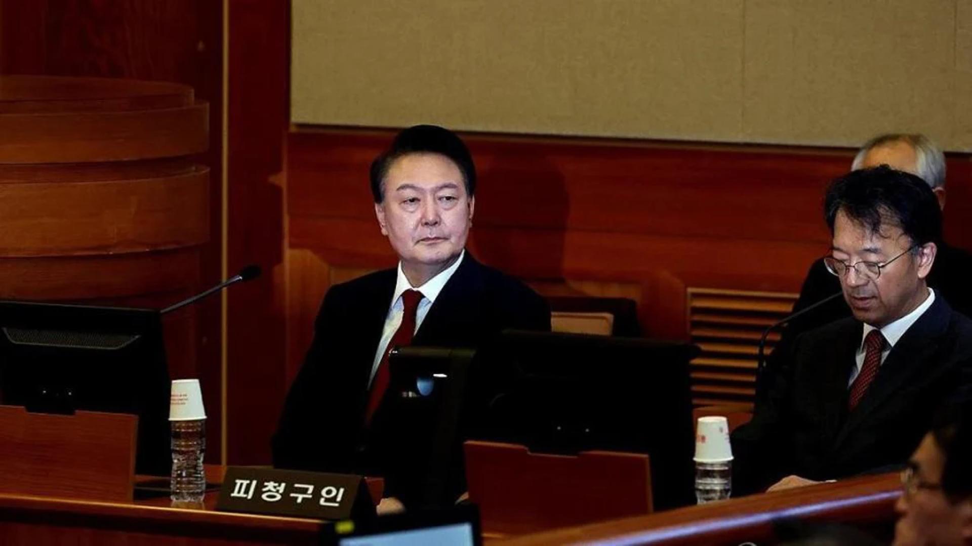 尹锡悦（左）之前出席弹劾审判聆讯。（档案照）