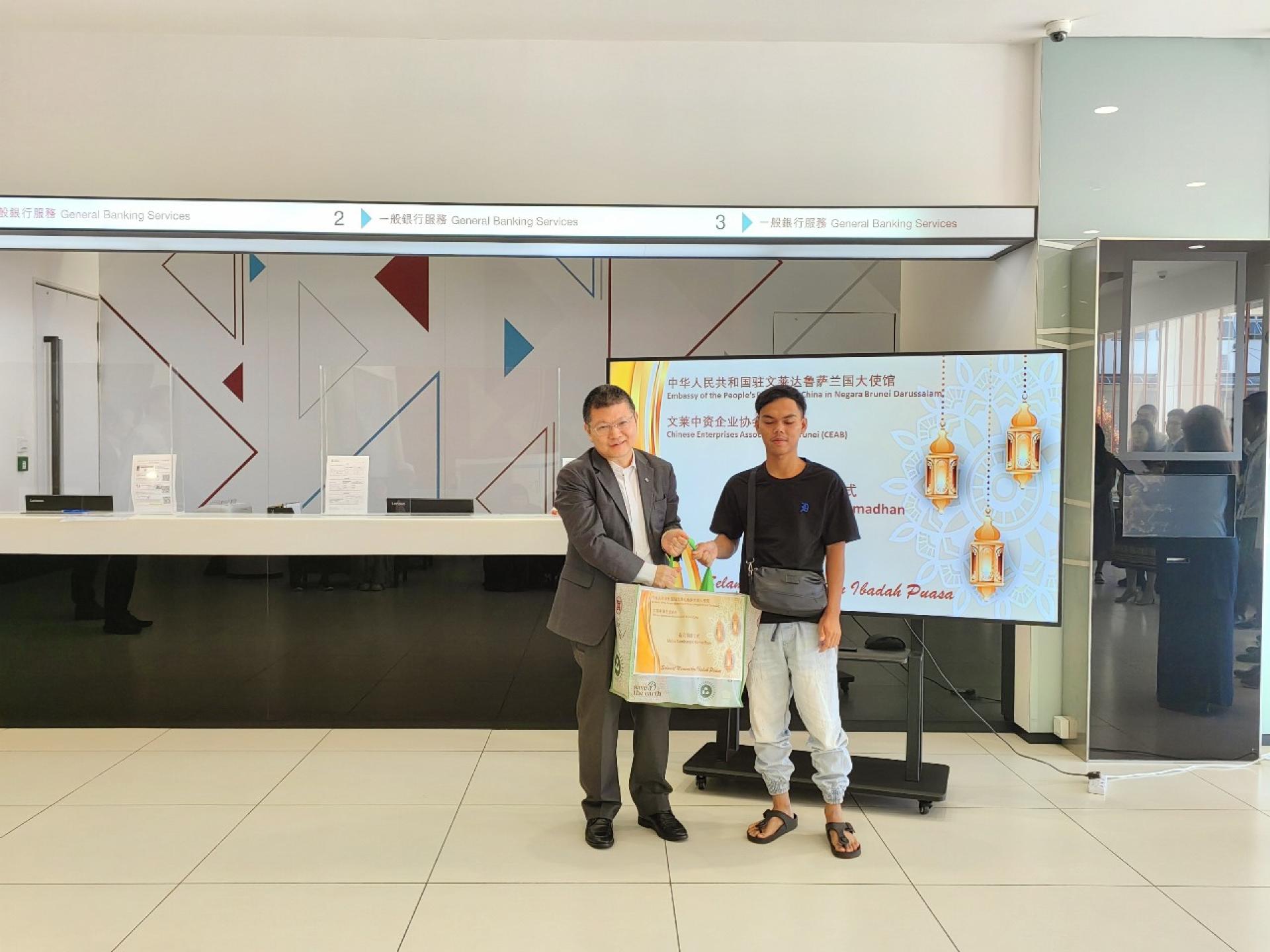 李峰行长移交礼品予受惠家庭成员