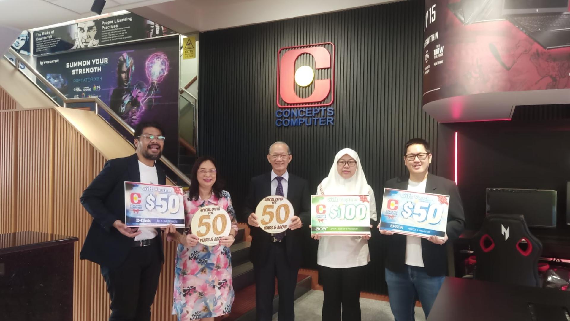观念电 脑总经理包平生、财务总监曾妙如、 产品营销主管 Zul Abdul Rahman、高级零售主管 Azalinah Tuah 和商业咨询顾问 蔡尤峰展示促销提供礼券