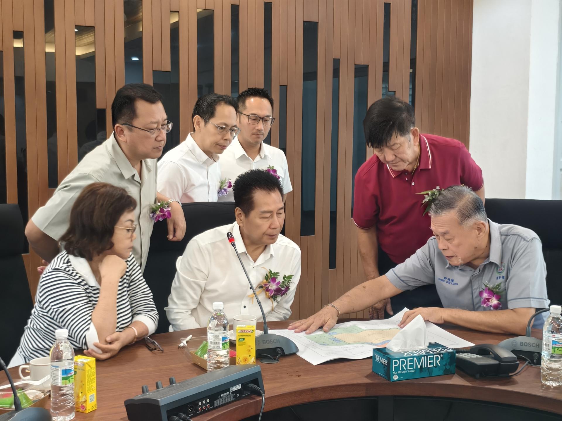 美里培民中学董事长许为隆（右）向荣誉董事长拿督斯里赖国葆校友汇报学校未来的发展计划。