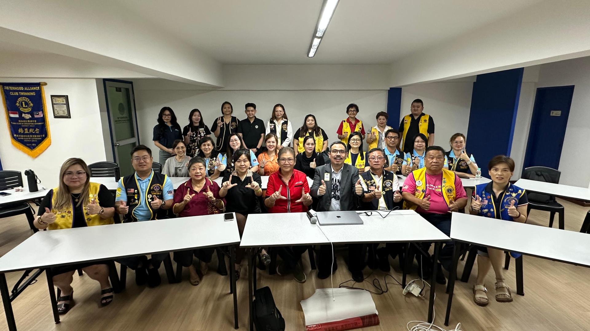 出席狮子会员、国际狮子会308A2区各内阁成员与讲师308复合区副议长陶世杰博士（前排左6）  合影。前排左5为308复合区议长刘美丽、前排右3为国际狮子会308A2第三专区主席黄平南、前排右2为国际狮  子会308A2第10分区主席拿督阮兴德。