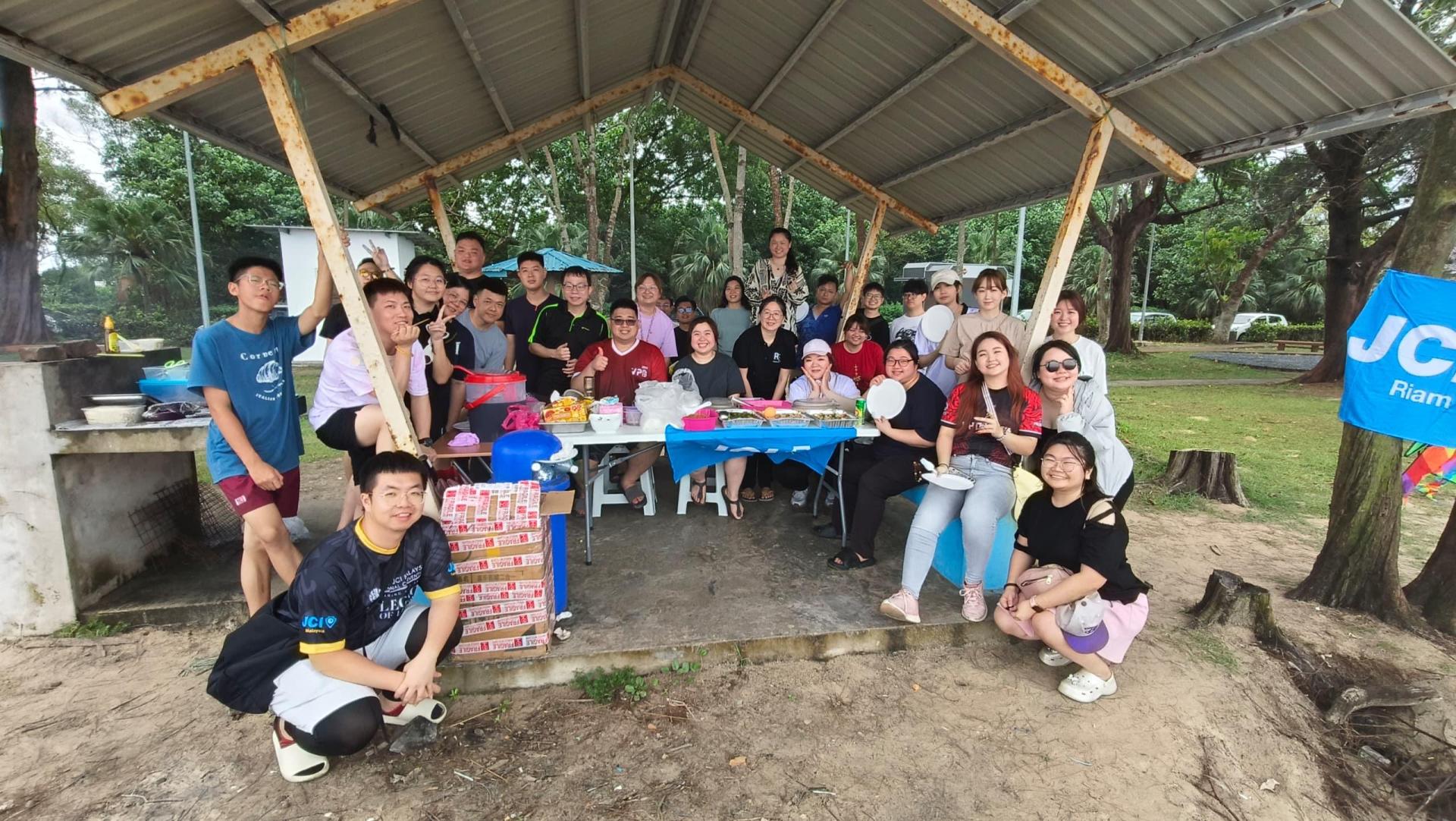 2025年第一季度生日庆祝会暨15周年庆与就职筹委会感谢  会。中间坐者为会长许勋耀和筹备会主席罗天凤。