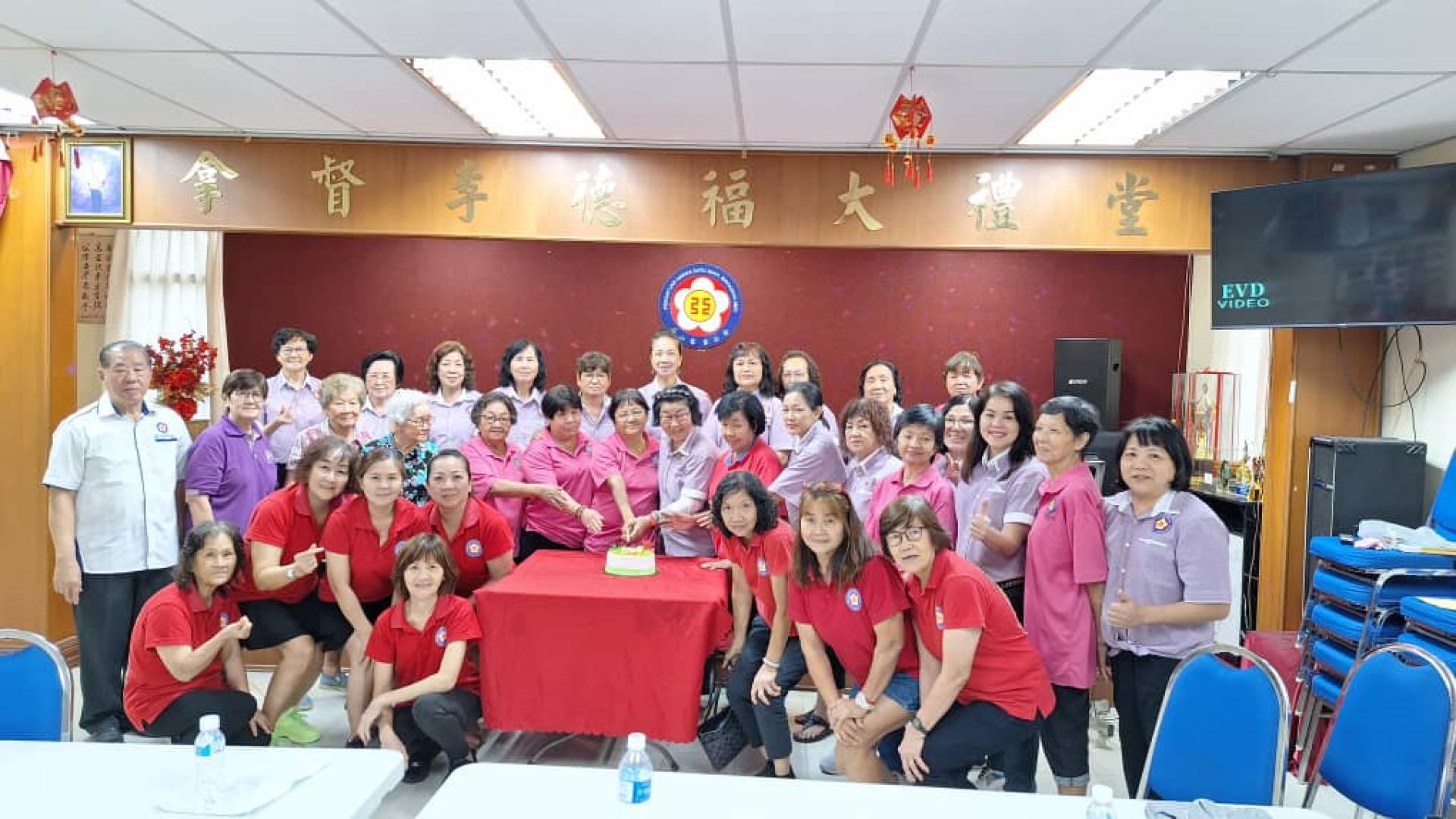 配合国际妇女节，美里客家公会妇女组拜访石山客家公会妇女组进行午蹈班交流。图为全体出席者庆祝38女神节共切蛋糕仪式。