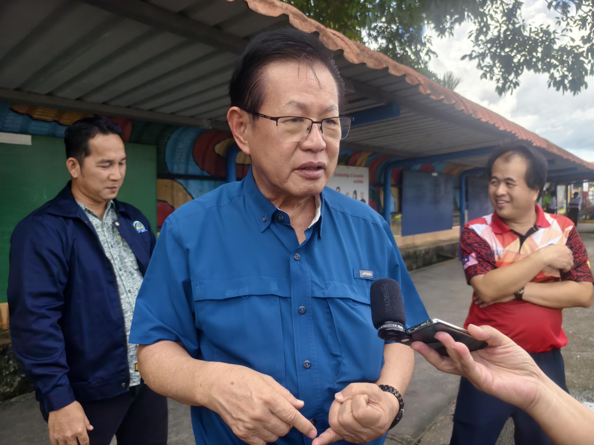 防范闪电水患再现，砂拉越交通部长拿督斯里李景胜促升级美里排水系统。