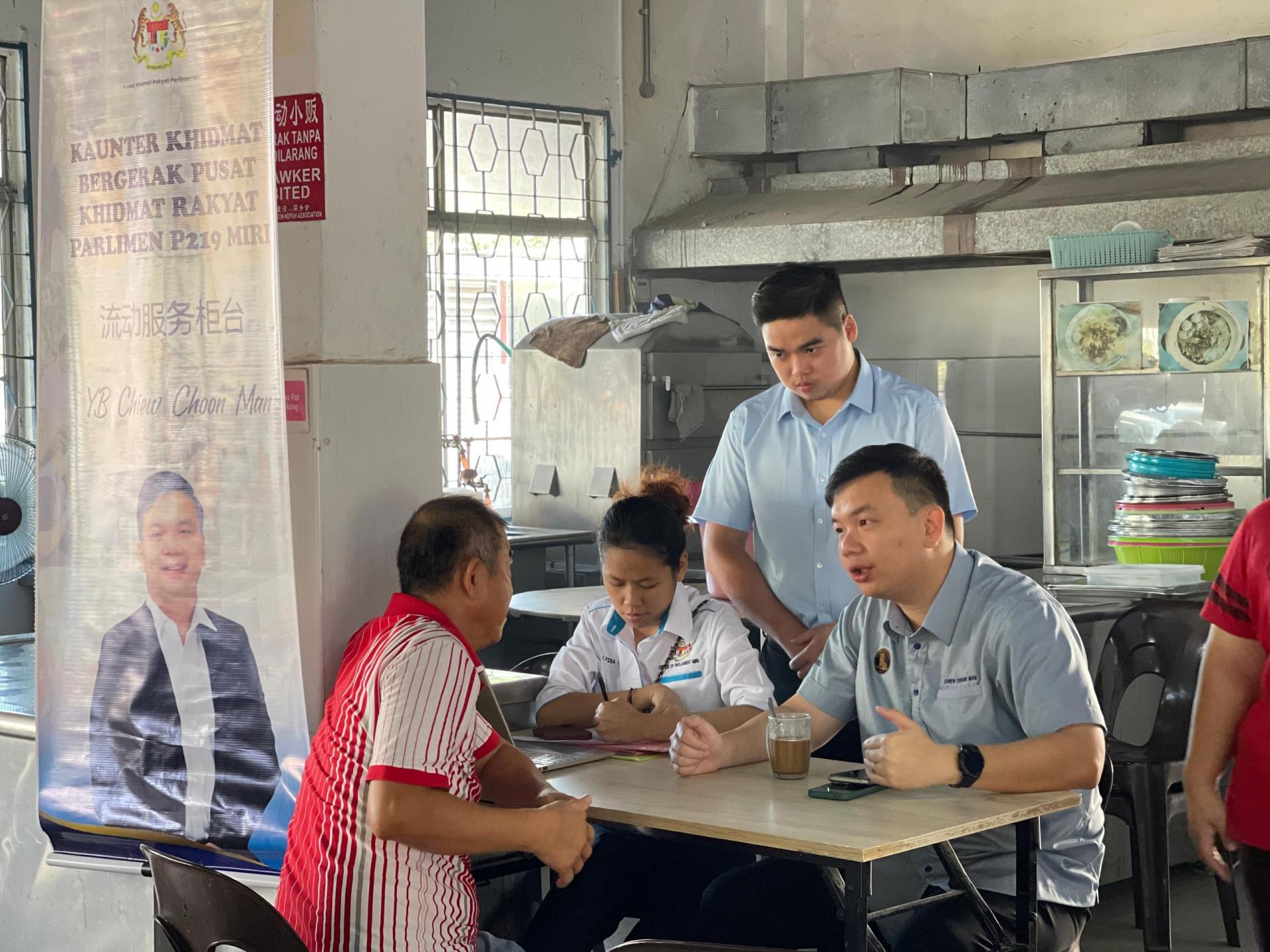 美里国会议员赵俊文（右）与民眾進行交流。