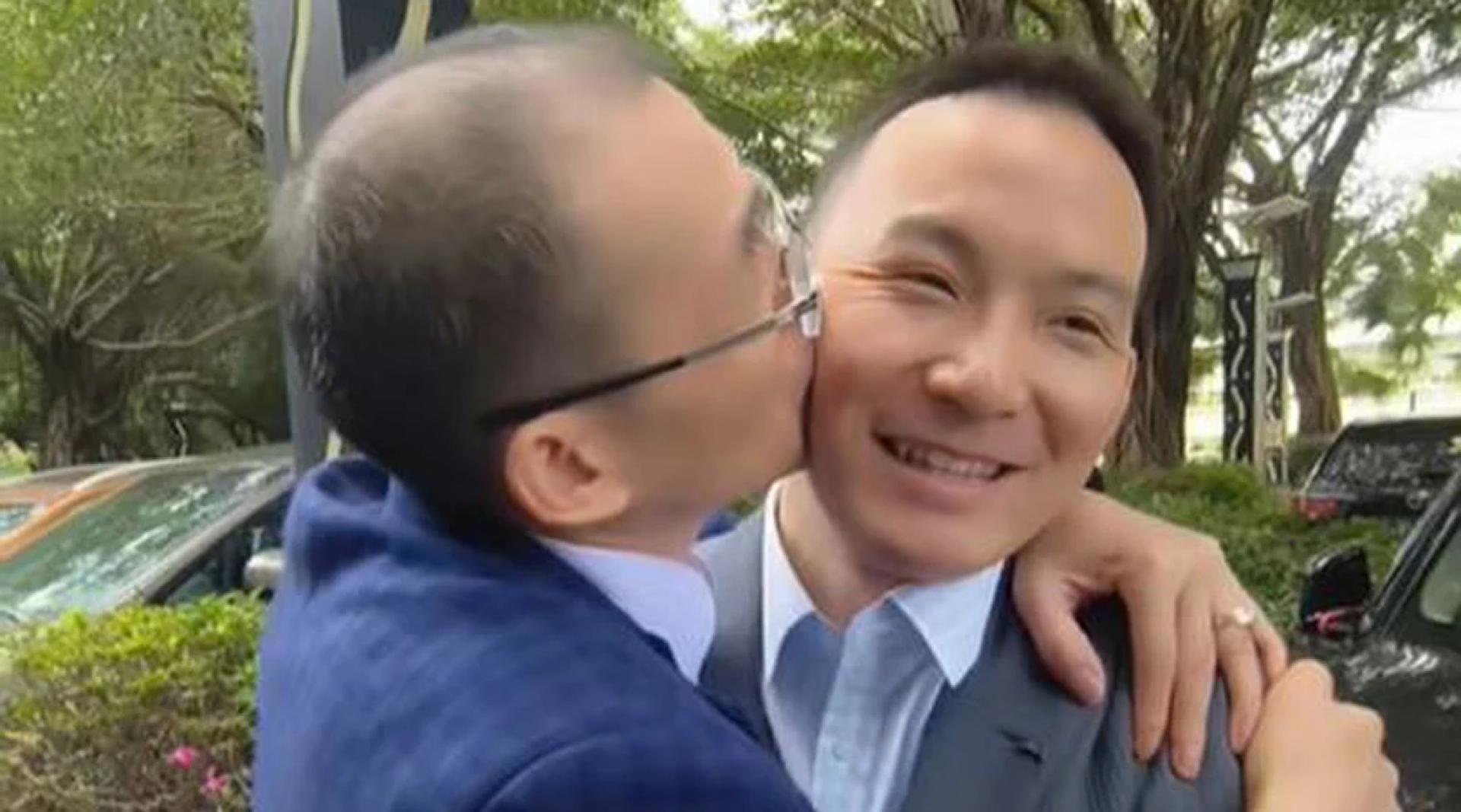 谢岳父子重逢，谢岳（左）兴奋得亲吻儿子。