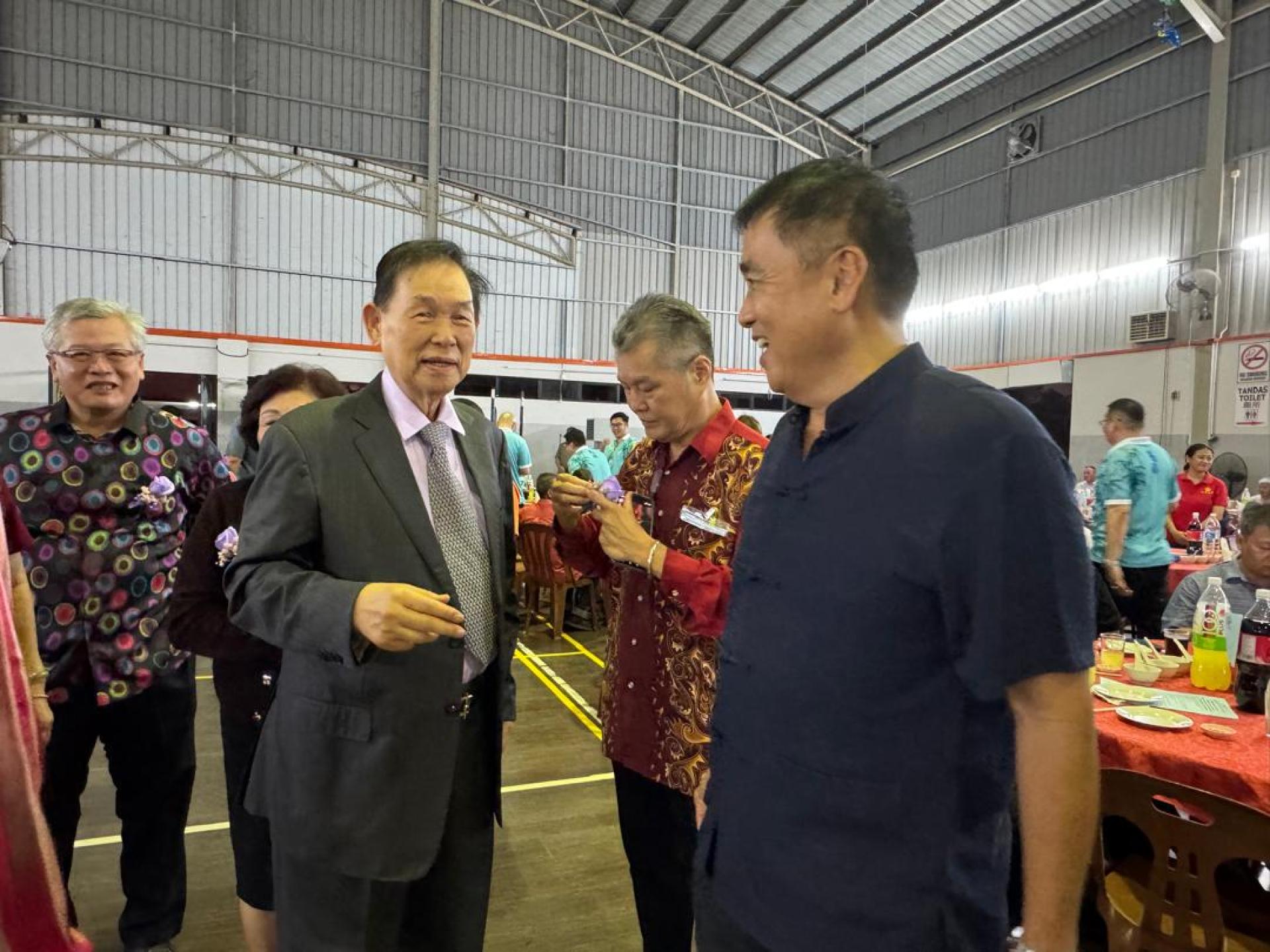 砂福总会永久名誉会长丹斯里拿督张仕国伉俪抵达会场时，受到刘世泉博士的欢迎。