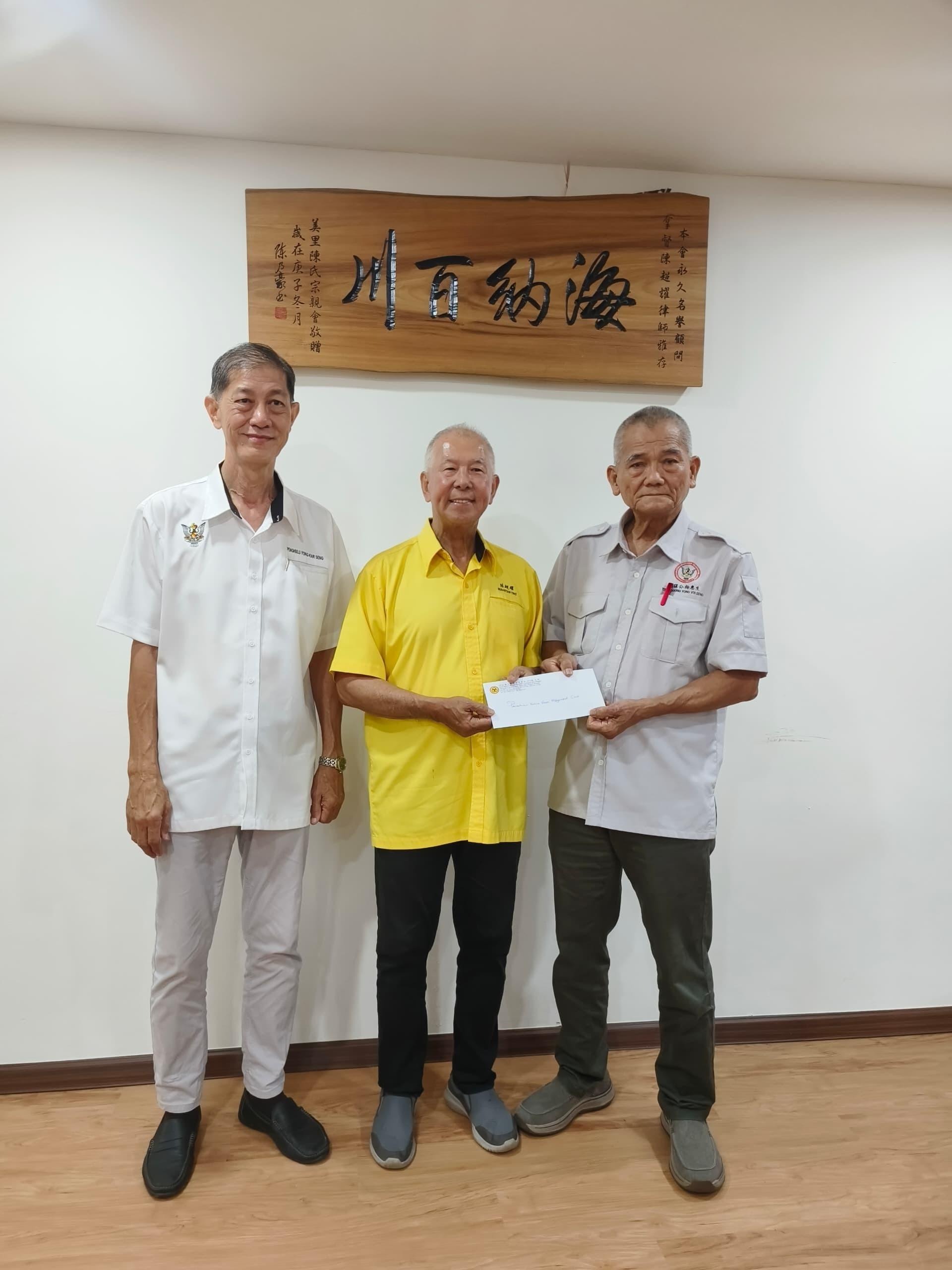 砂旅游部副部长拿督陈超耀（中）移交支票拨款予美里省华人社区领袖协会主席兼天猛公杨惠生（右），左为本固鲁杨家鍟。