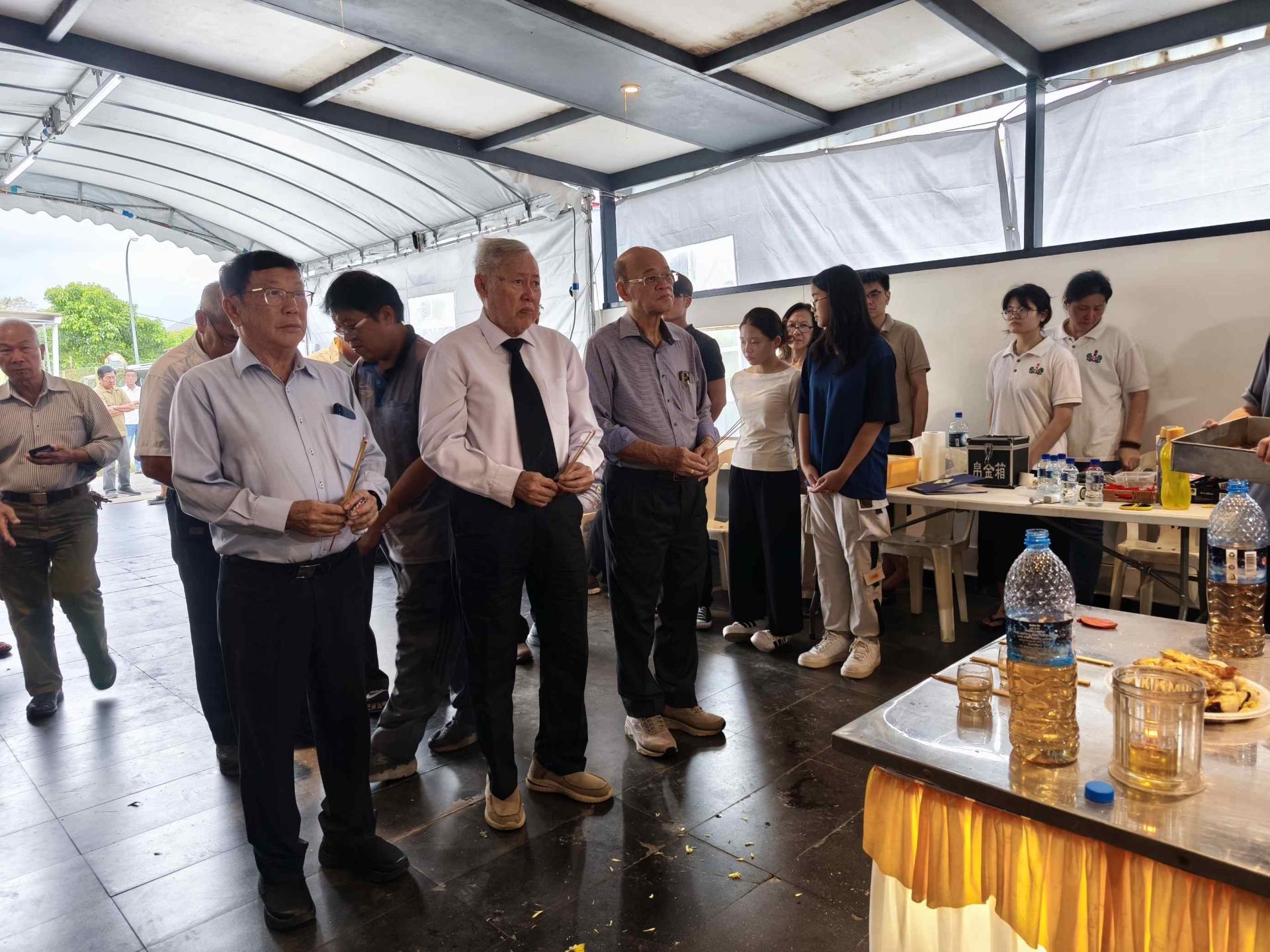 马来奕县中华总商会理事在会长卢顺年及第一副会长孔繁慈的率领下向已故何和晶老先生灵前祭奠。