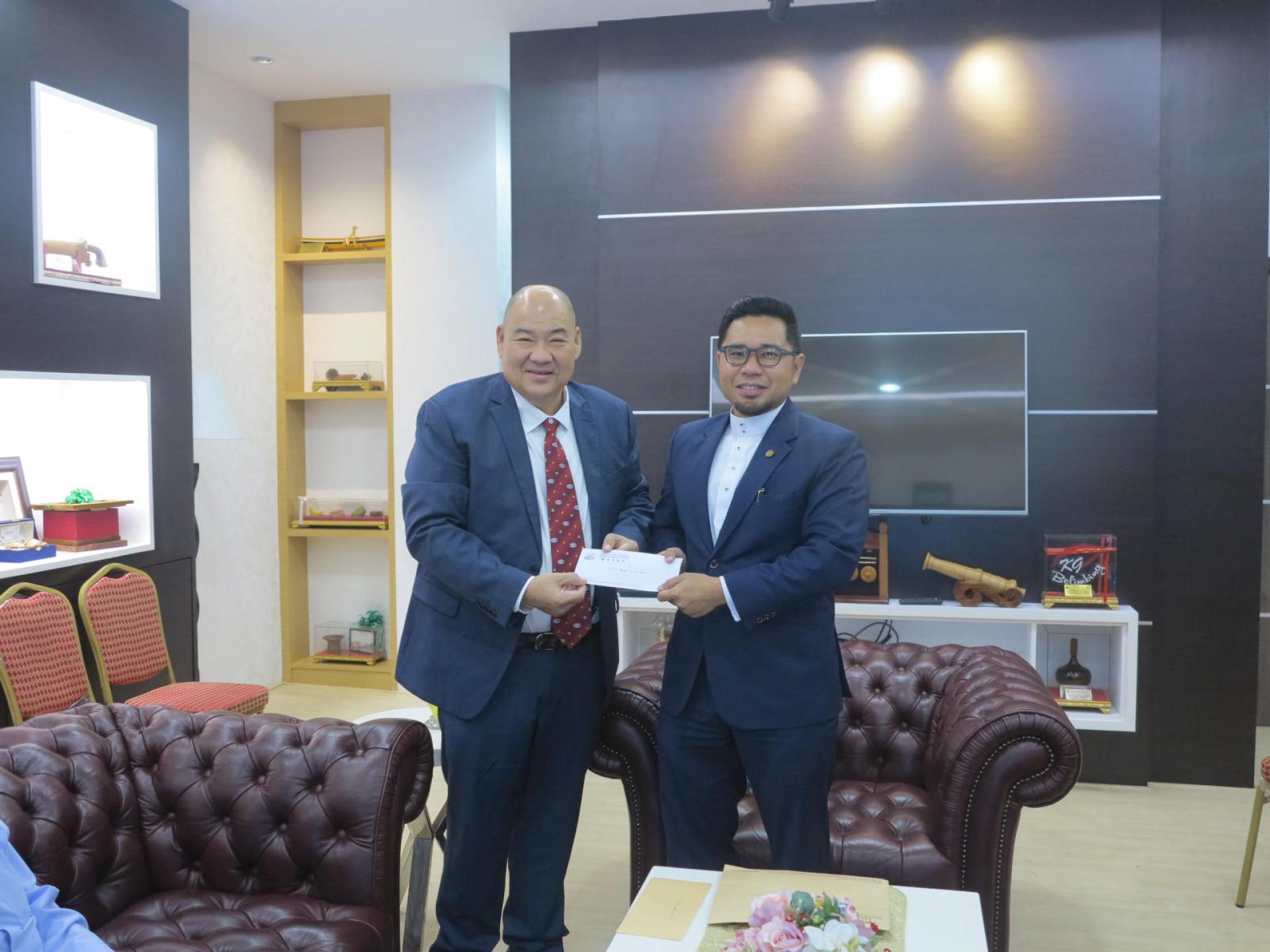 斯市中华总商会会长林汉璋移交捐款予彭基兰阿米尔穆巴拉
