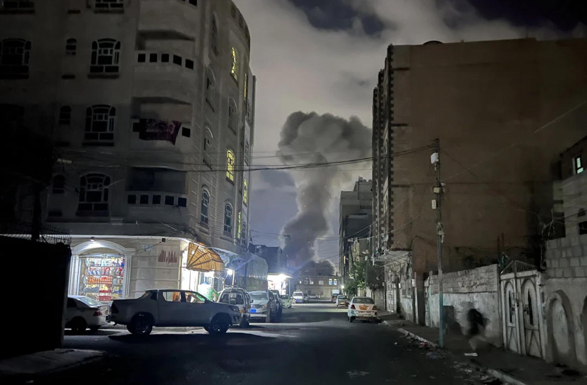 萨那一处地点遭到美军空袭后升起浓烟。（图：新华社）