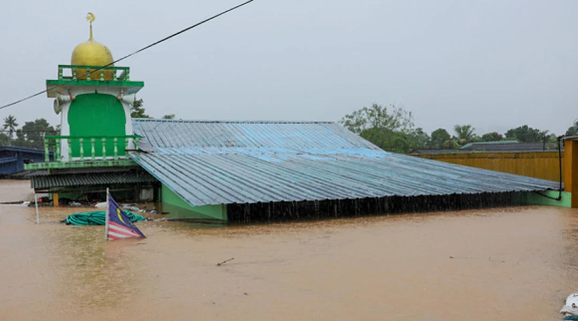 经历了周三的豪雨后，新山甘榜Pasir Tebrau的Al-Hijrah祈祷室，在周四几乎被洪水没顶！