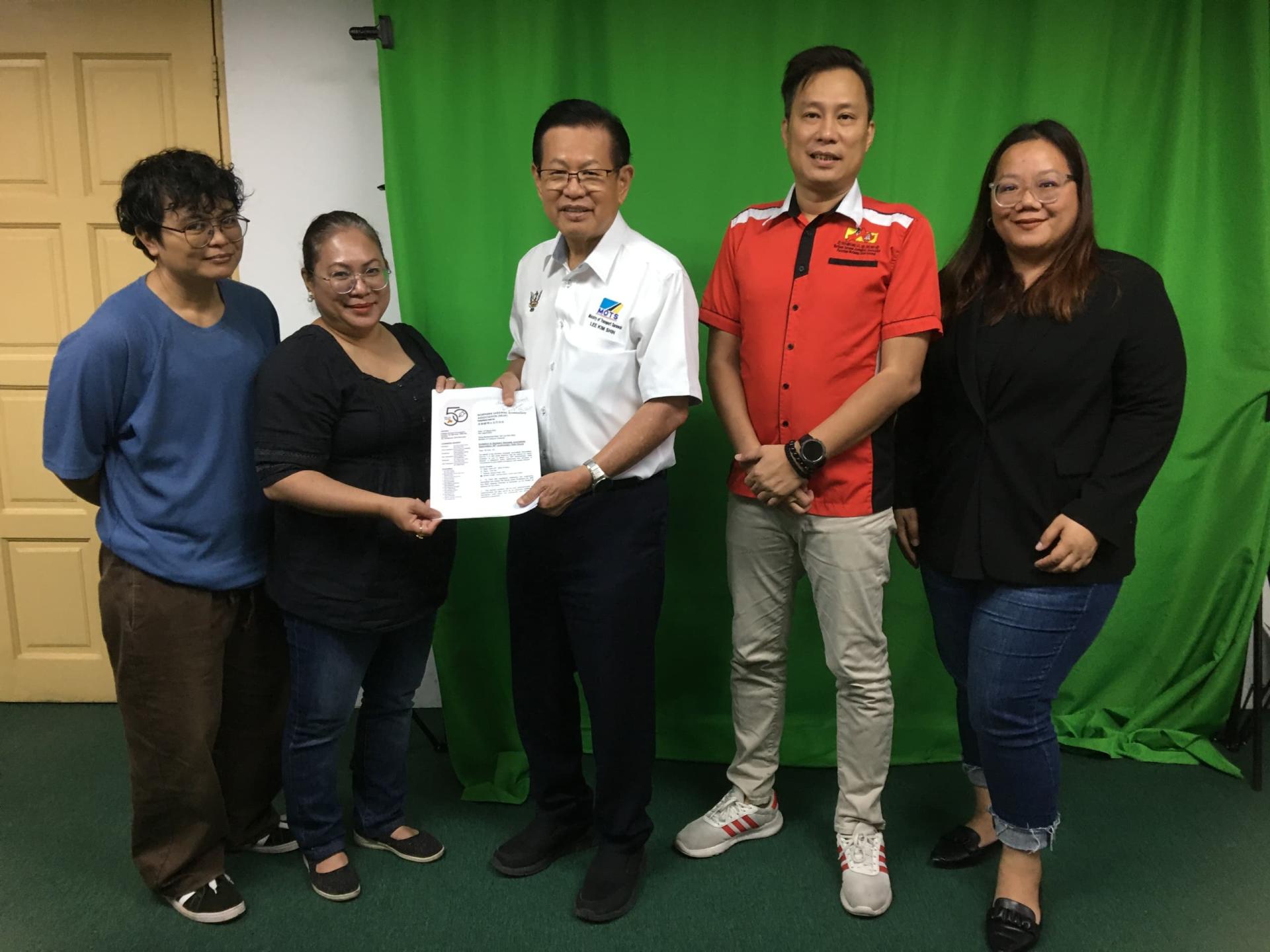 北砂新协副会长柯雷（左2）移交邀请函给拿督斯里李景胜。右2为会长蔡传晋。