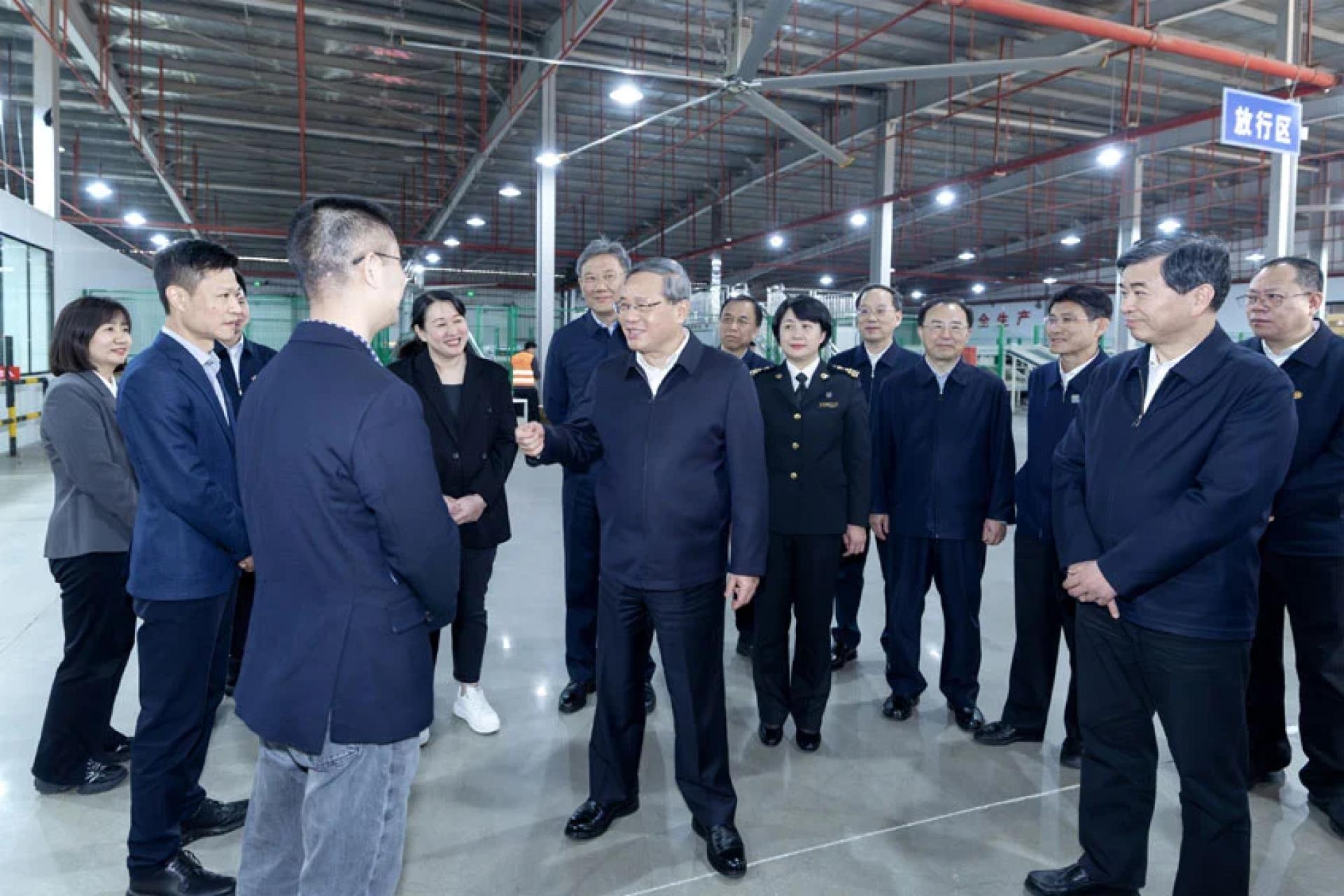 李强18日来到泉州晋江国际陆地港，了解其以“双口岸+双平台”服务外贸企业等情况。（图：新华社）