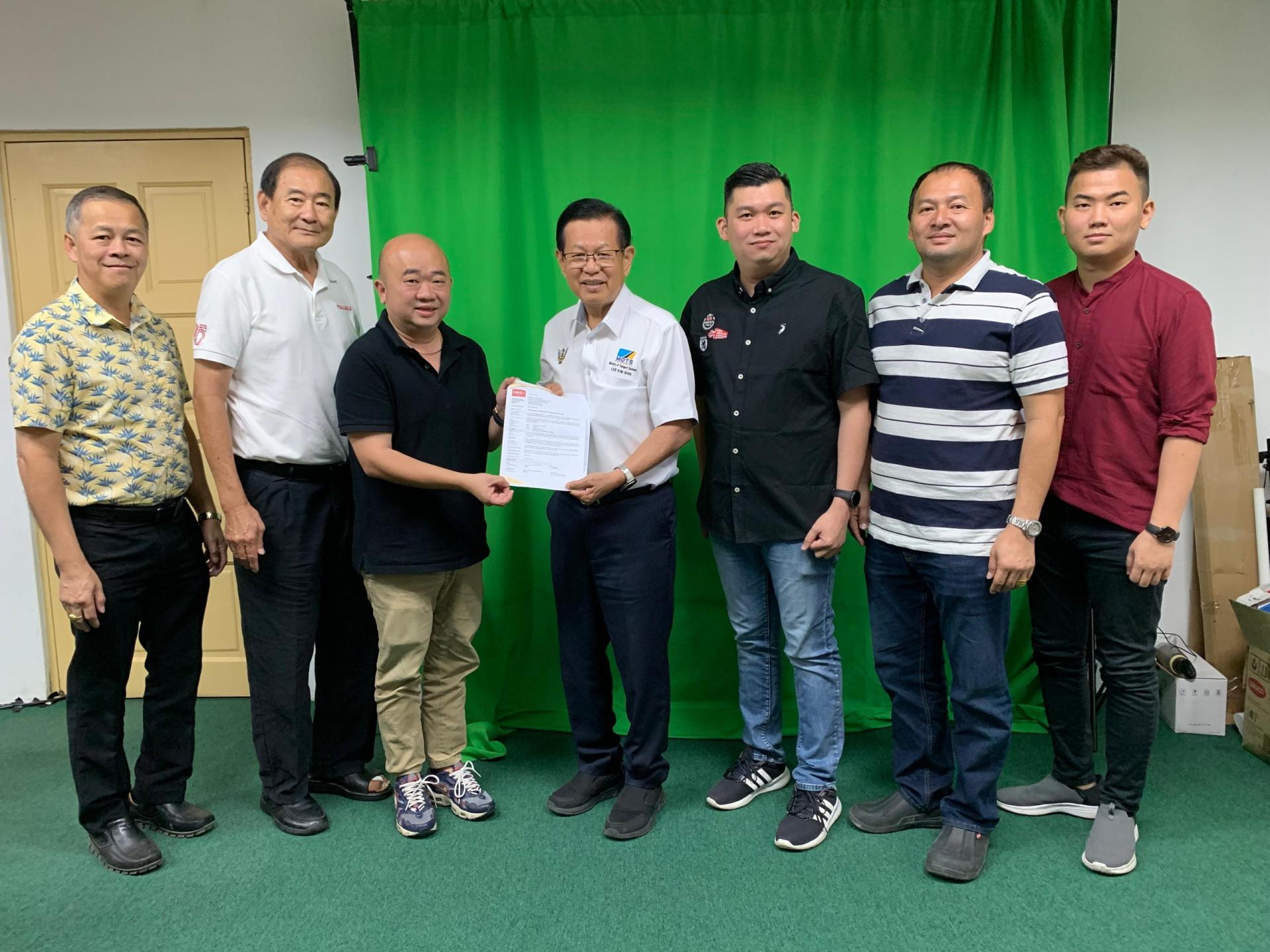 砂车总主席主席彭康隆（左3）移交全国车业联合总会代表大会的主宾邀请函给李景胜。