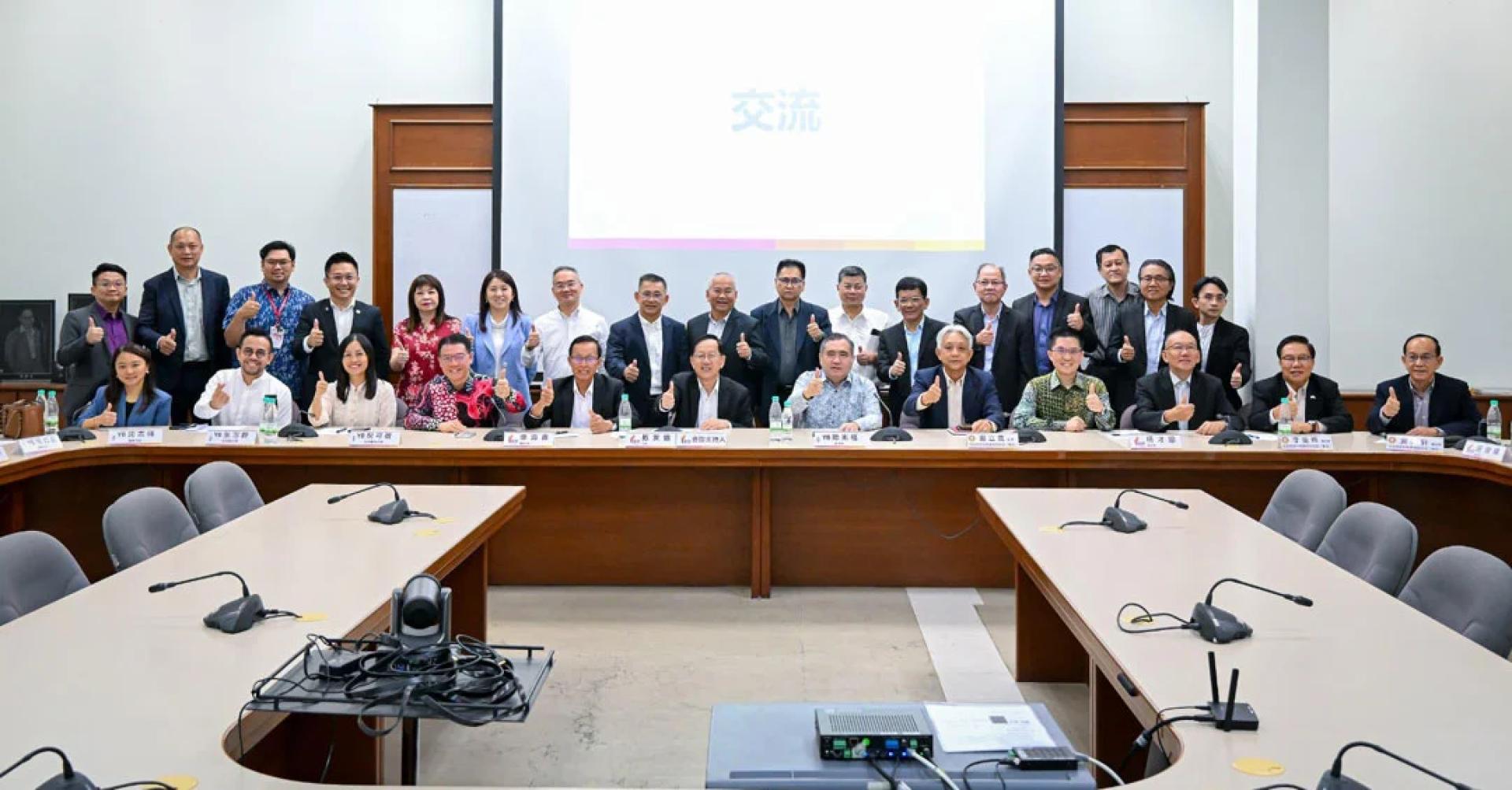 陆兆福（左7）率领行动党新届中委会成员，礼貌拜访董教并交流，气氛融洽。前排左起杨巧双、沈志强张念群、倪可敏、李添霖及陈友信，前排右起黄绍轩、李金桦、杨才国、黄家和及谢立意。