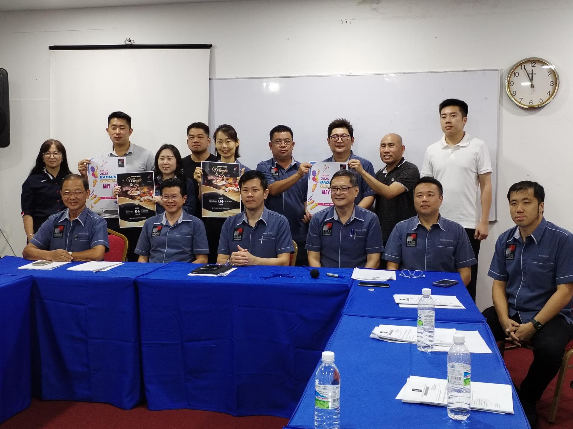 砂房地产发展商公会美里分会成员出席新闻发布会。坐者左3为主席许信隆。