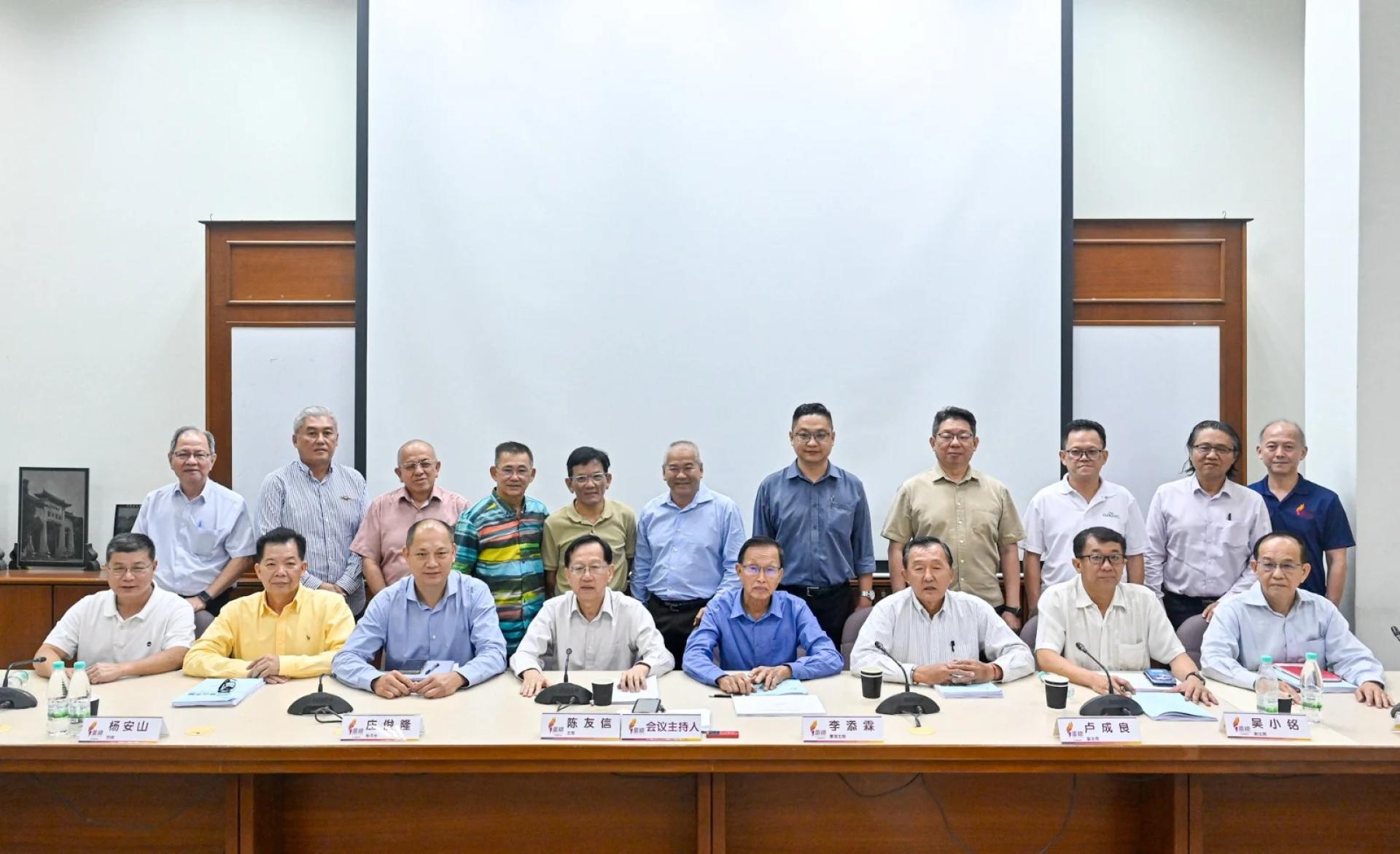 董总今日召开第33届中央委员会第三次会议后，向记者汇报重点事项。左起为黄再兴、杨安山、庄俊隆、陈友信、李添霖、卢成良、吴小铭及杨才国。