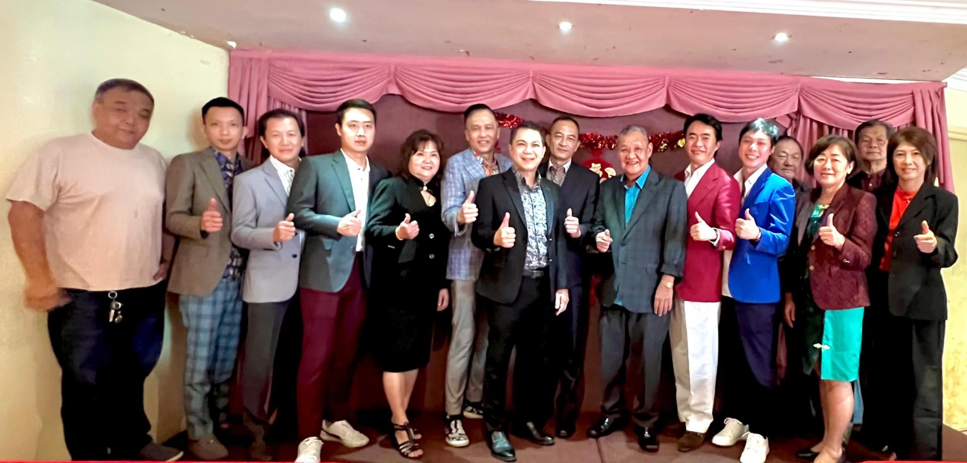 砂第一省洋服商公会新届理事会成员合影。左7为会长郑述升。