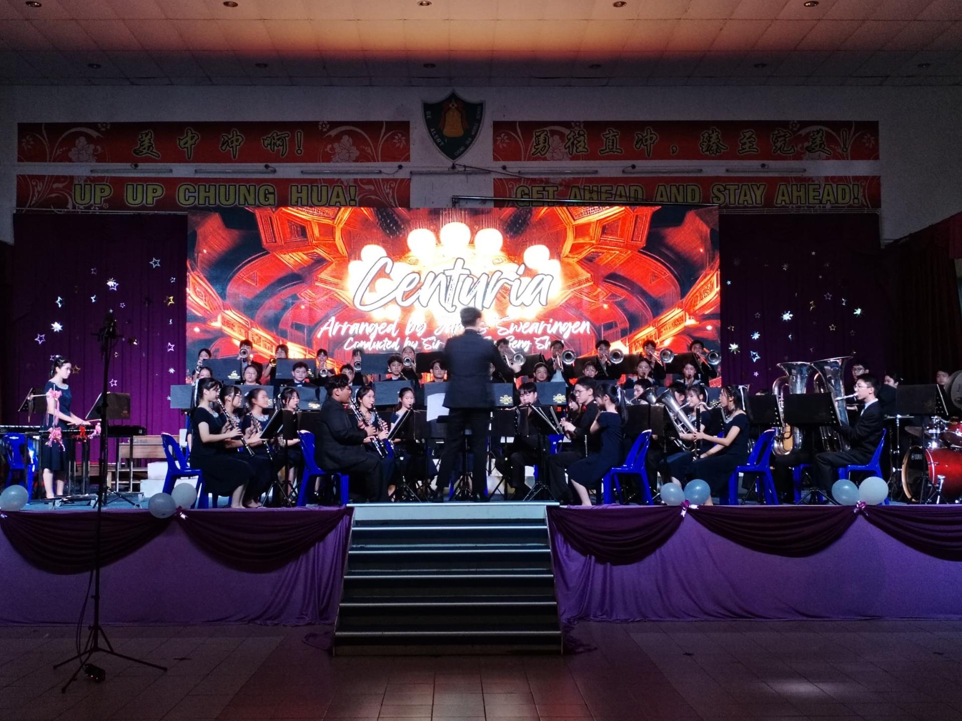 美里中华中学昨晚逐梦无疆音乐会进行中。