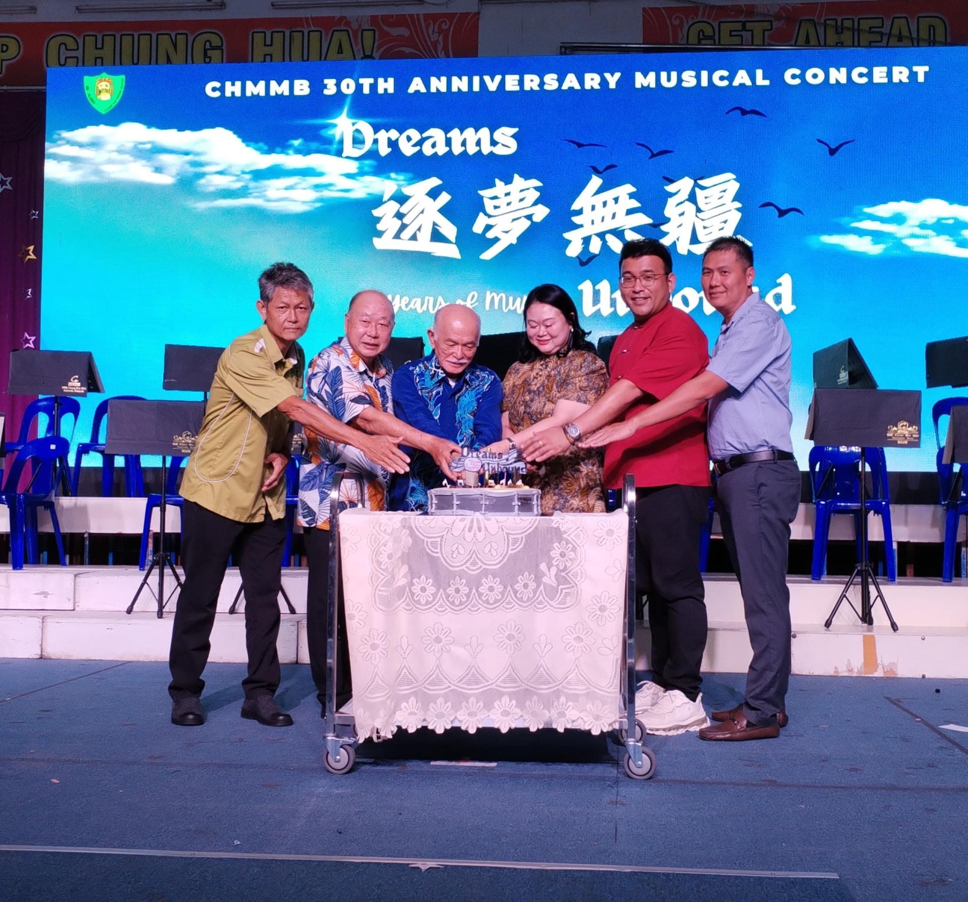 各嘉宾共切美中行进乐队成立30周年庆蛋糕。