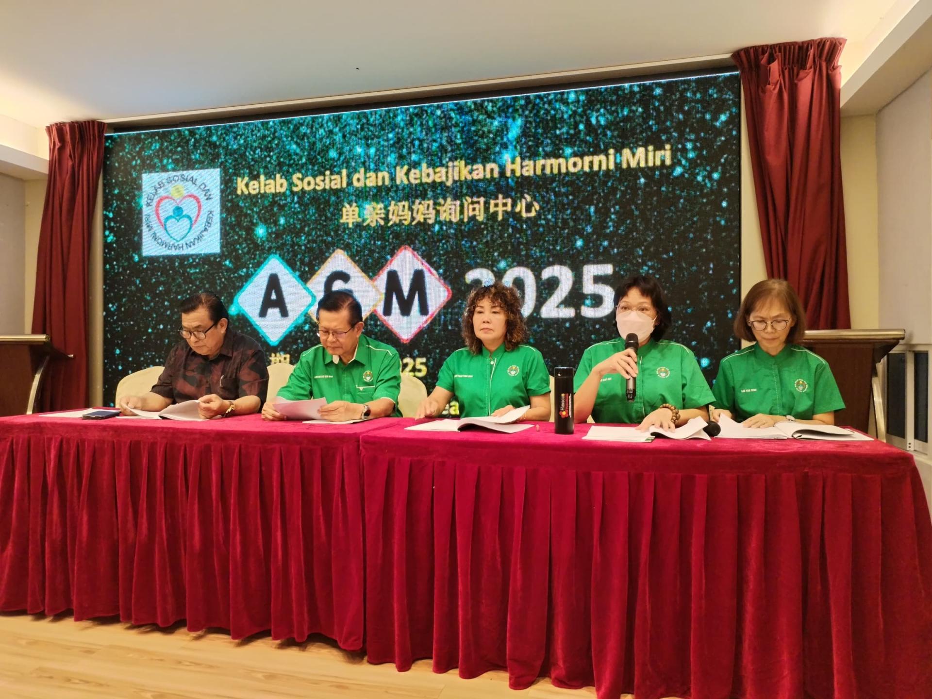 美里社会和谐与福利俱乐部召开会员大会进行中。左2为拿督斯里李景胜。