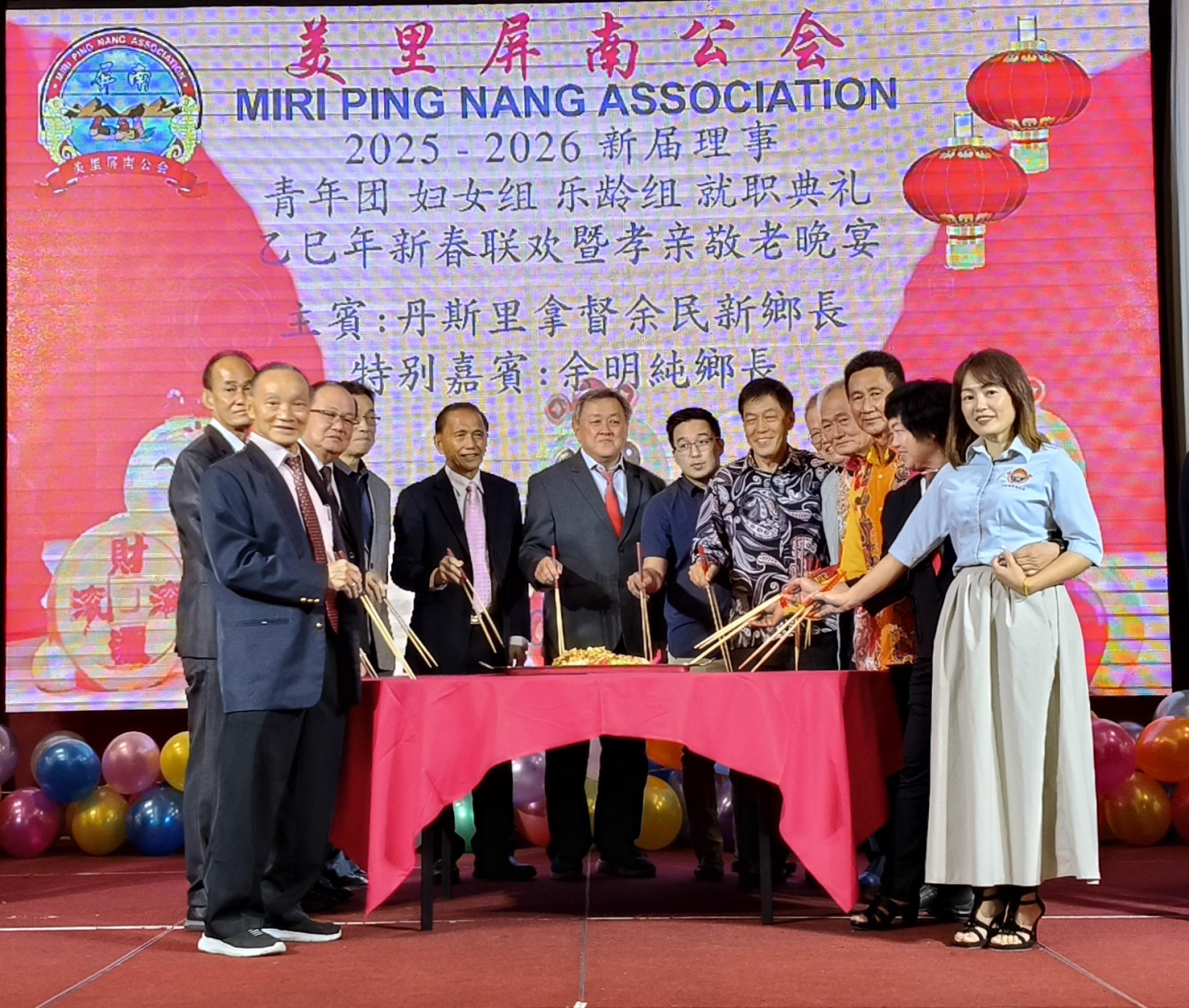 美里屏南公会会长陈家兴（左6）率领主宾桌贵宾们为美里屏南公会乙巳年新春联欢晚宴联合捞生。