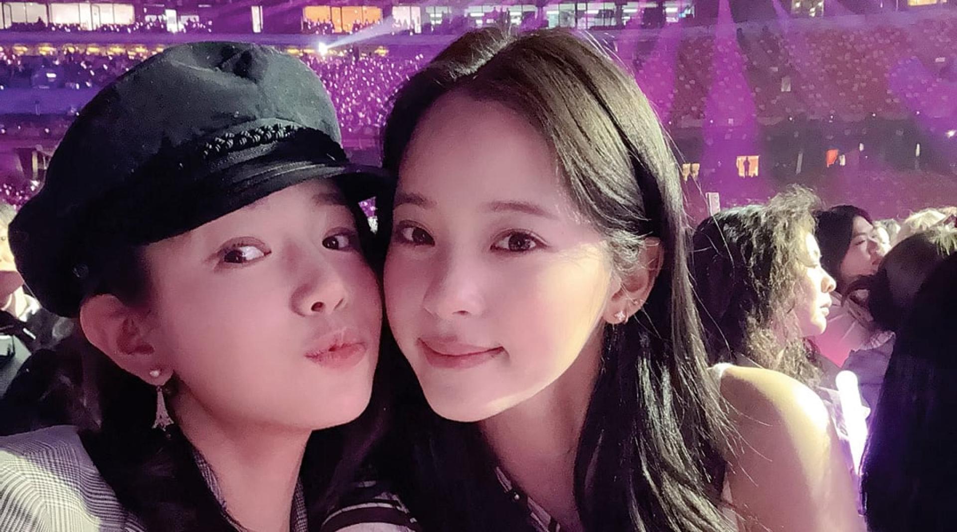 陈妍希（左）与欧阳娜娜合体听汪苏泷演唱会，在婚变后展露笑颜，一扫阴霾。