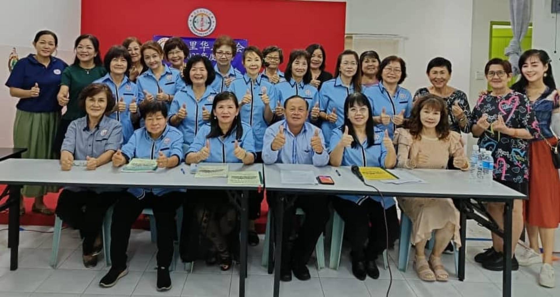 美里华人公会妇女组召开年度组员大会上合影。
