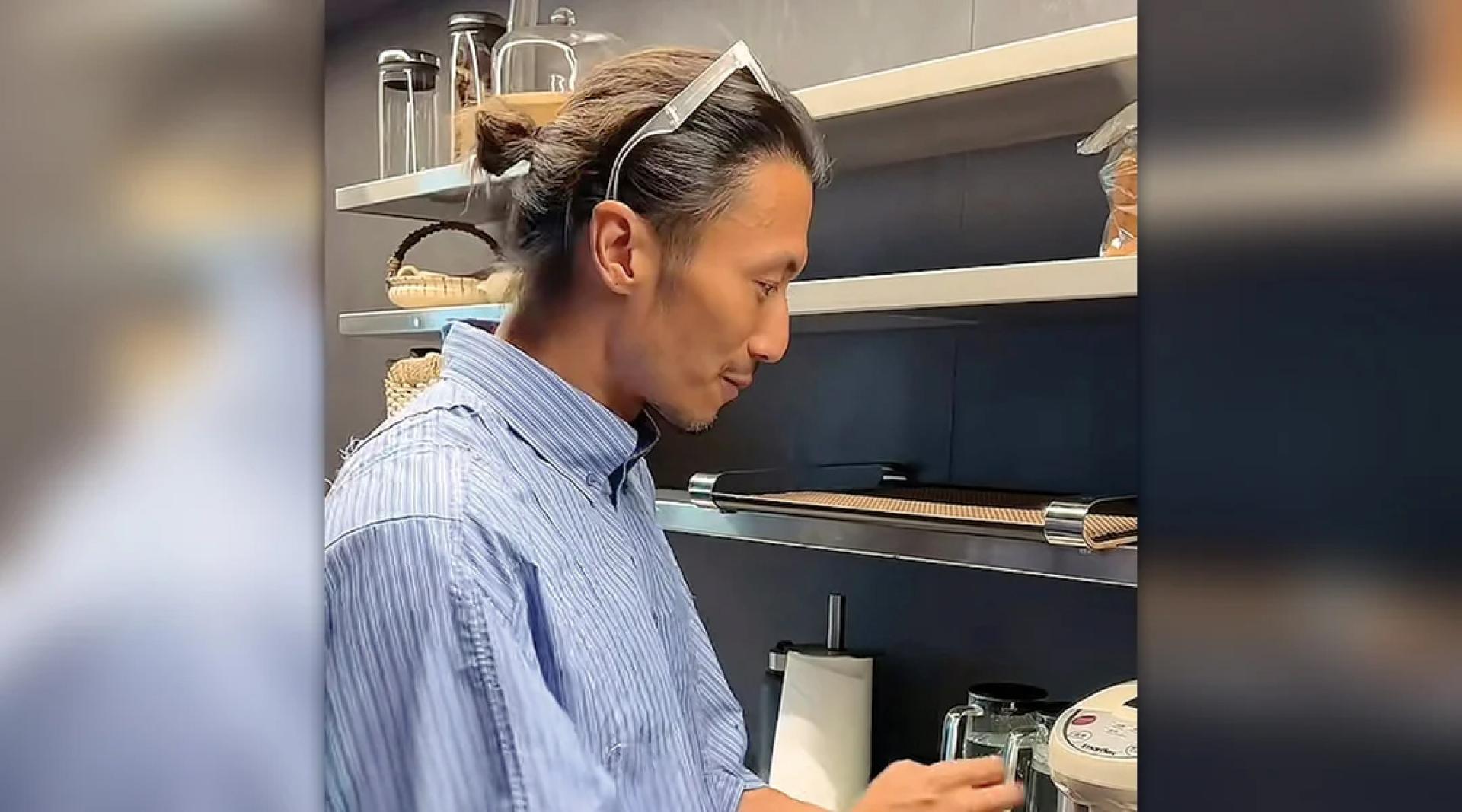 谢霆锋似乎刻意不染发，不介意白发示人。
