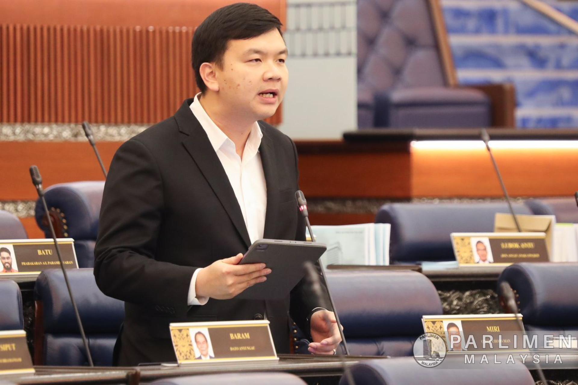 美里国会议员赵俊文在国会上进行发言。