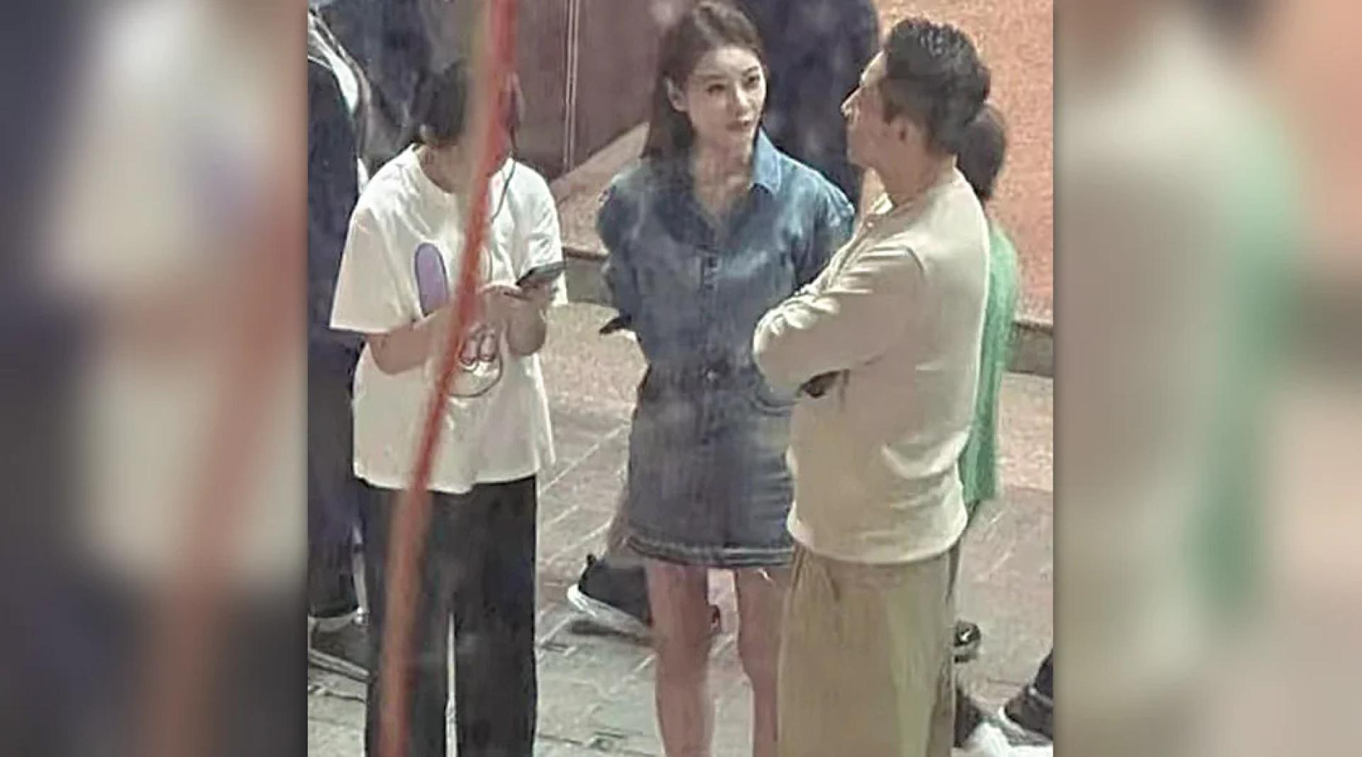 汪小菲带儿女和Mandy现身香港街头。