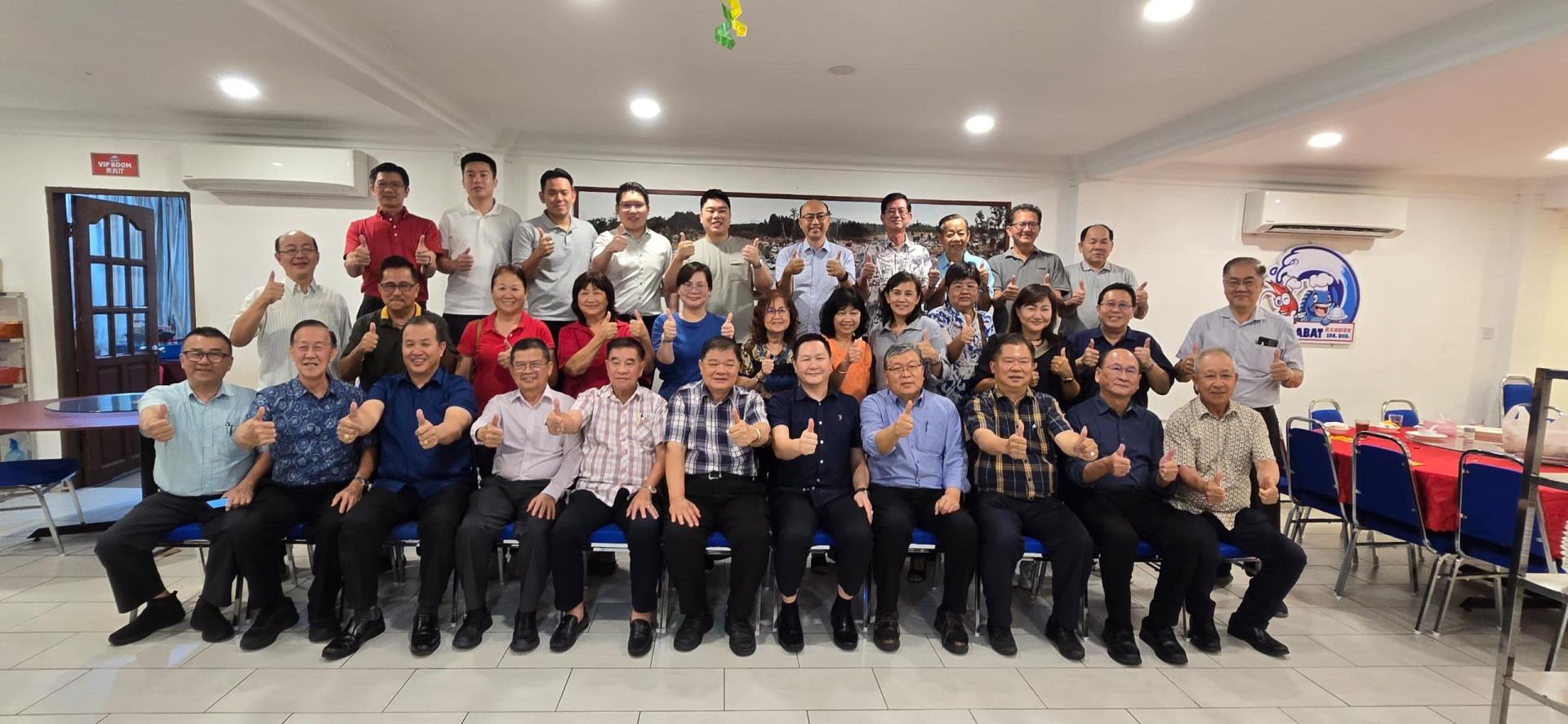 山打根中华商会在聚友海鲜酒家宴请代表团后大合照。