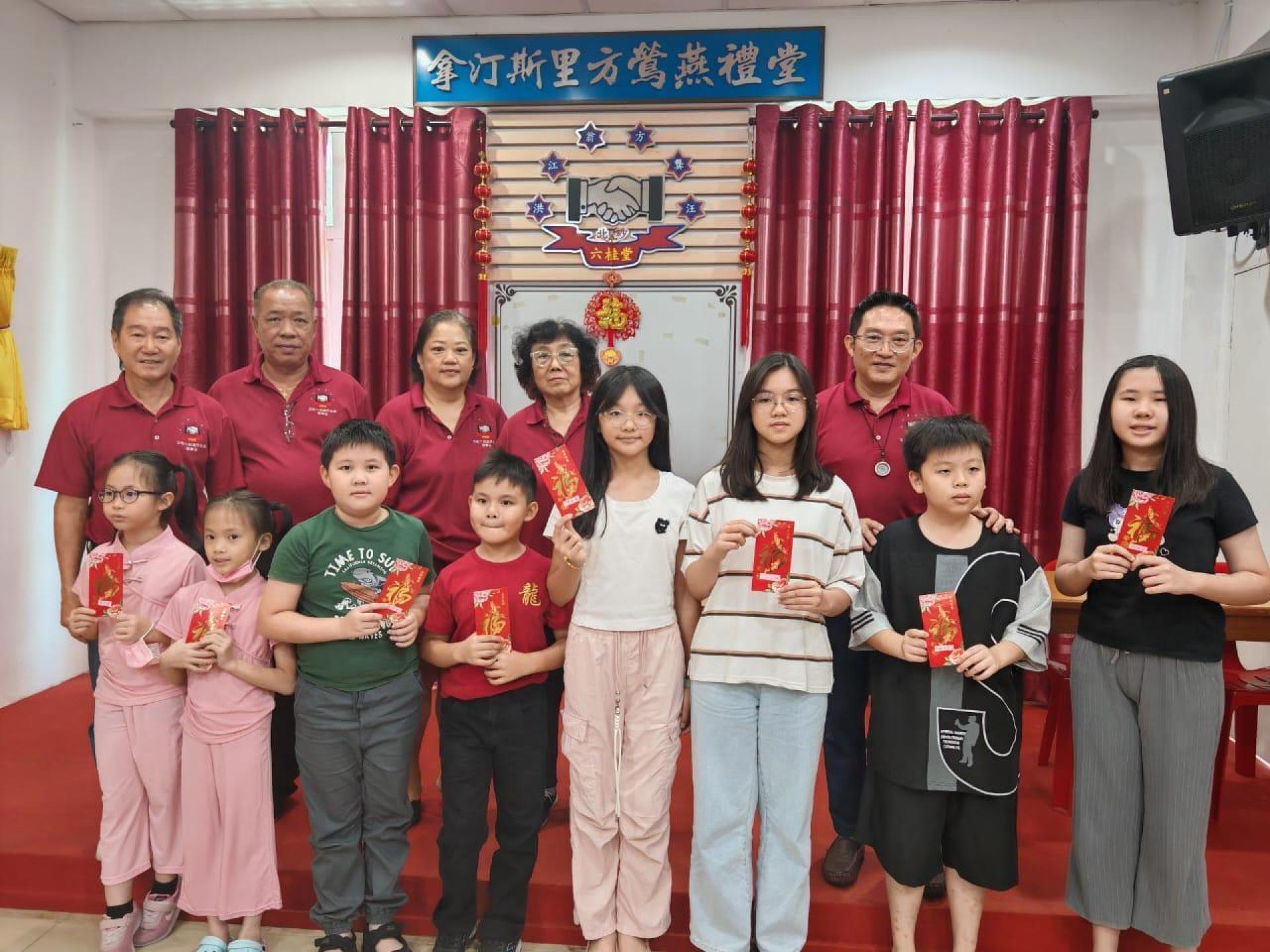 北砂六桂堂理事与小学组学优奖励金得奖者合影。