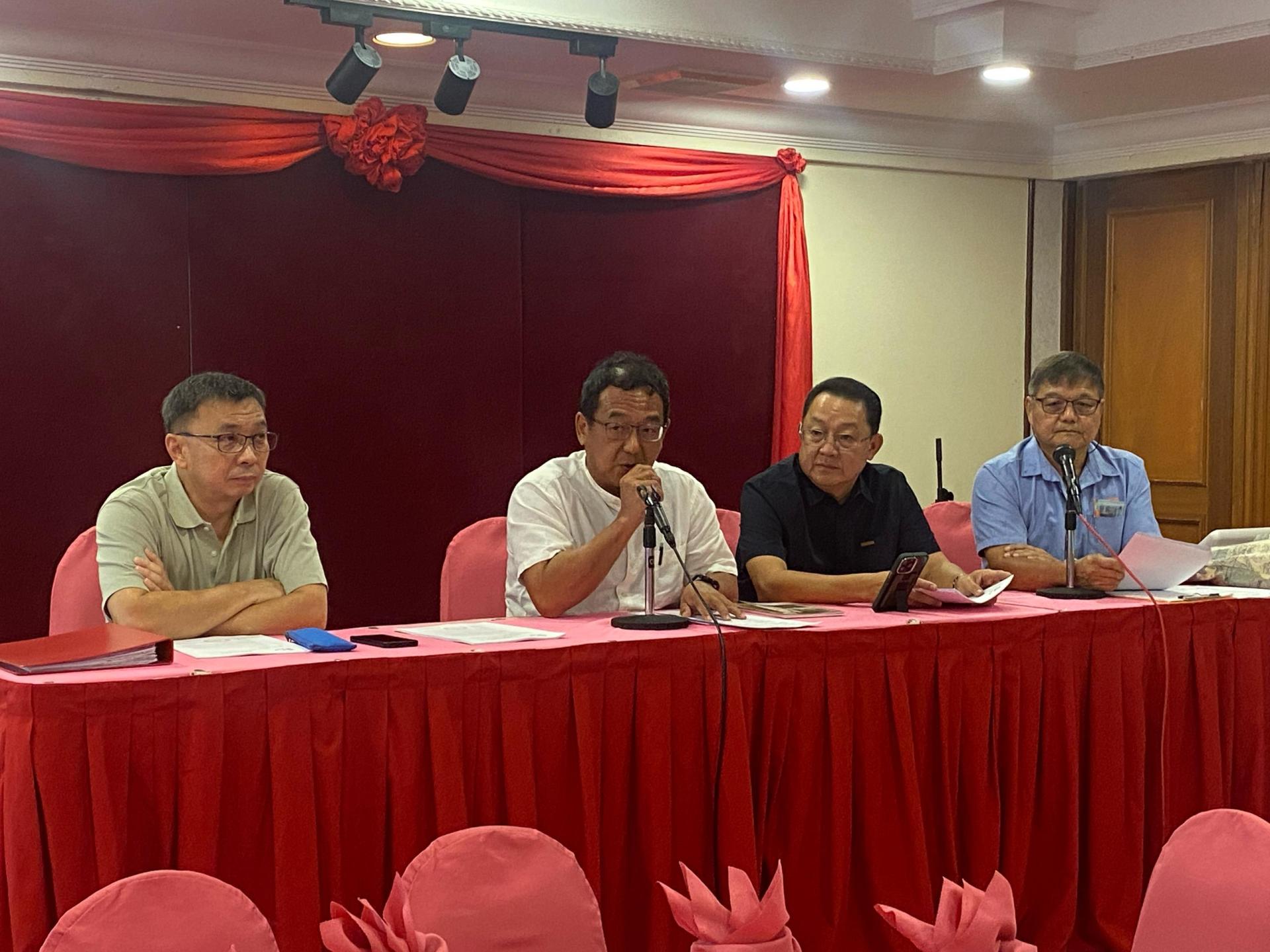 美里省乒乓球总会会员大会进行时影。左起为财政韩发元、主席贝俊才、会长洪云祥以及秘书林必义。