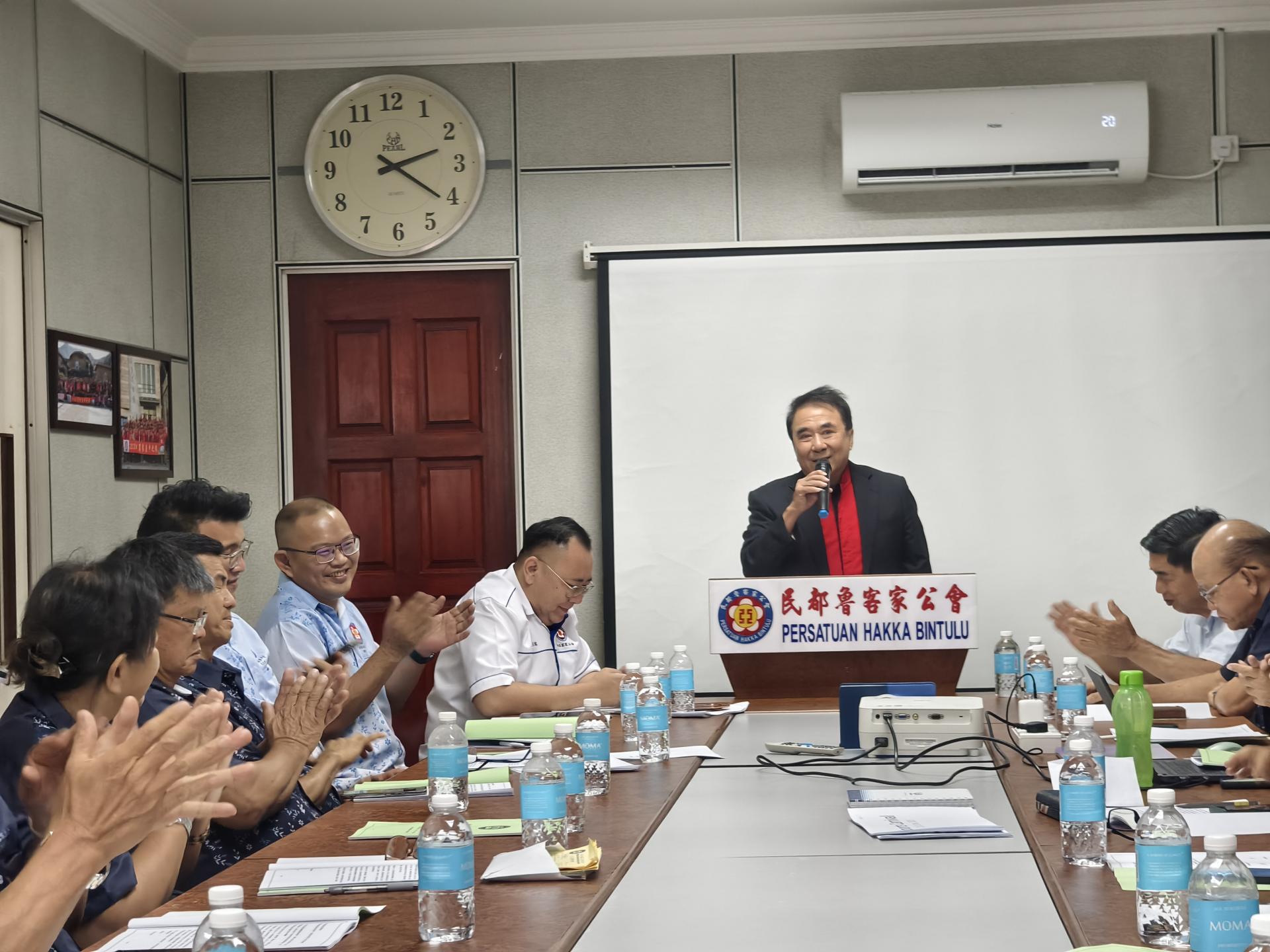 拿督贝建安鼓励客家理事学习AI，与时  俱进，共同推动客家文化的传承与发展。