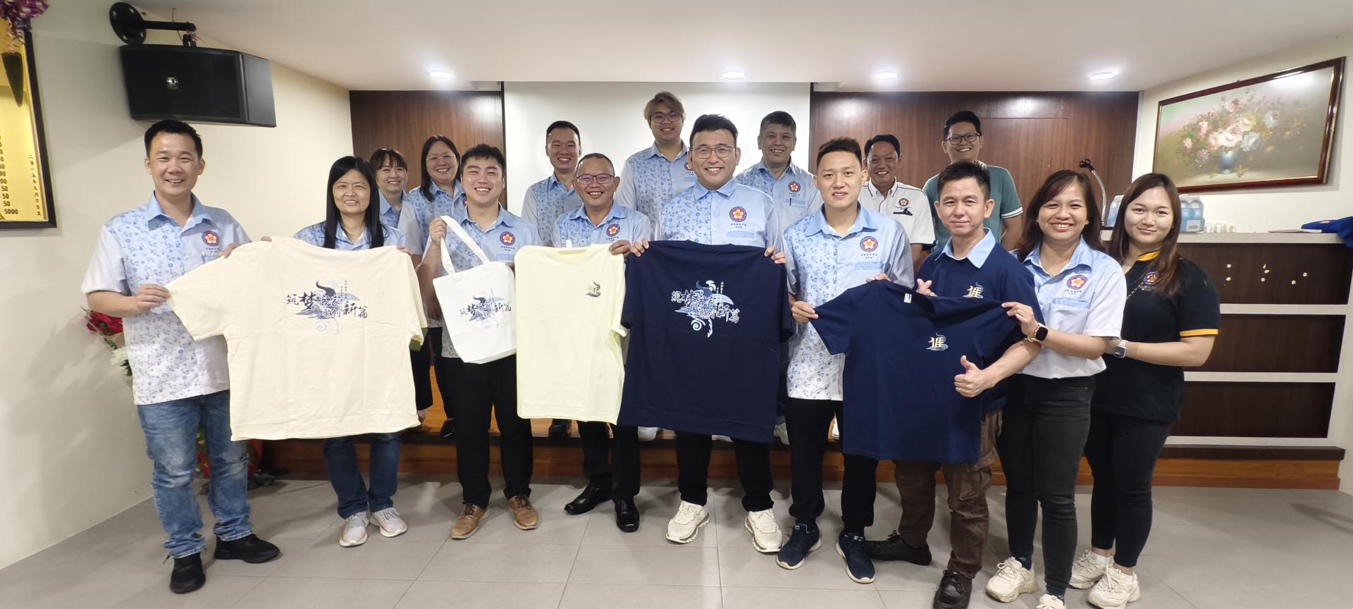 首届砂拉越客家青年营会“筑梦客家，聚创新篇”4月美里登场。图为砂客联青展示活动营服及纪  念品。