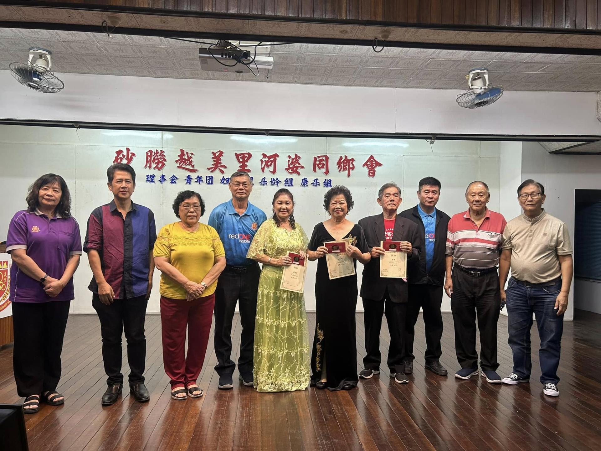 左5起为美里区冠军蔡婉君，亚军李兰凤，季军蔡强与颁奖嘉宾合影。