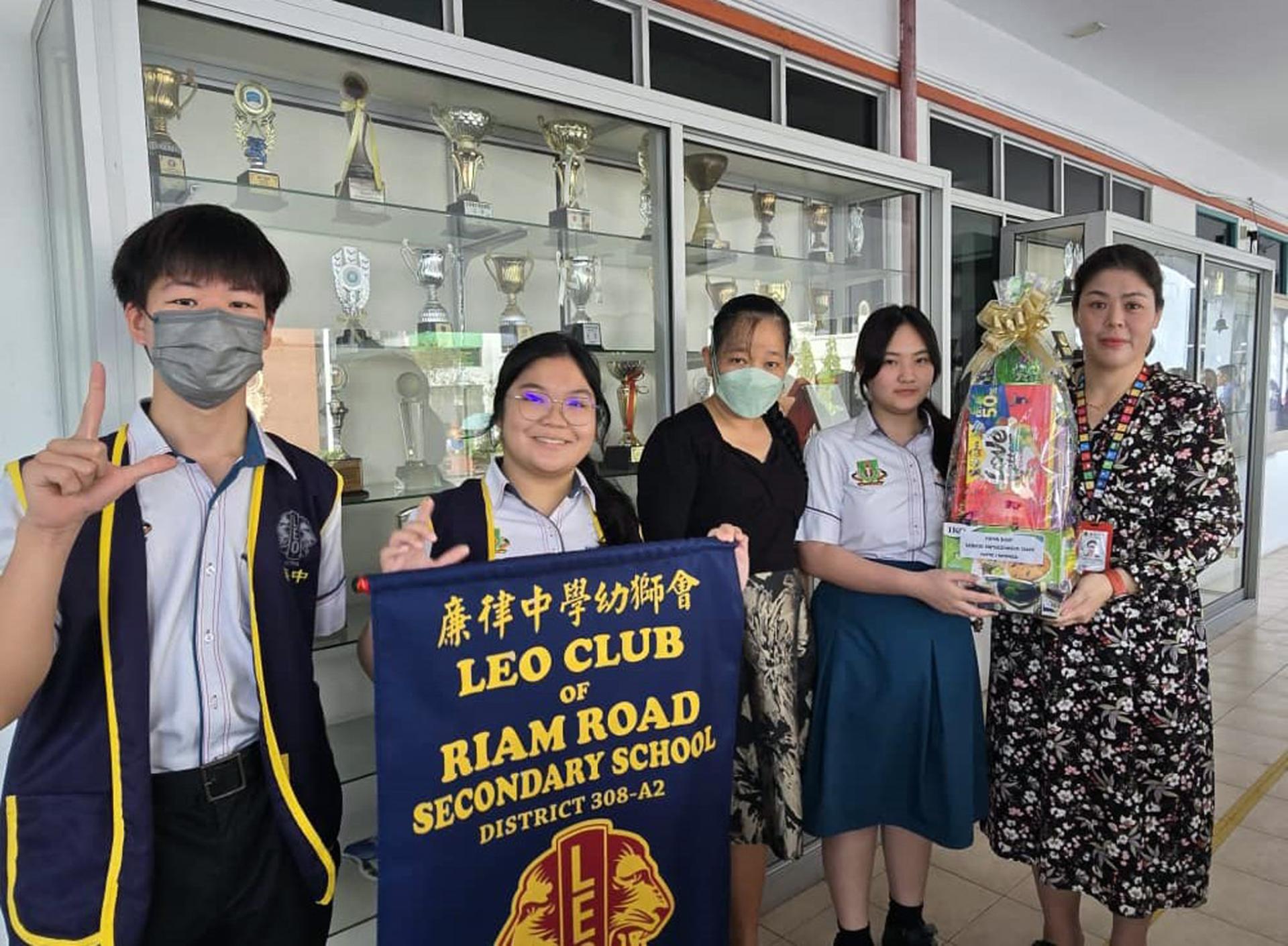 “关灯一小时”活动获奖者来自初一尊重班，校长江佩娟（右1）将得奖礼品颁发给级任老师林巧隆（右3）及班长郑联巧（右2）。