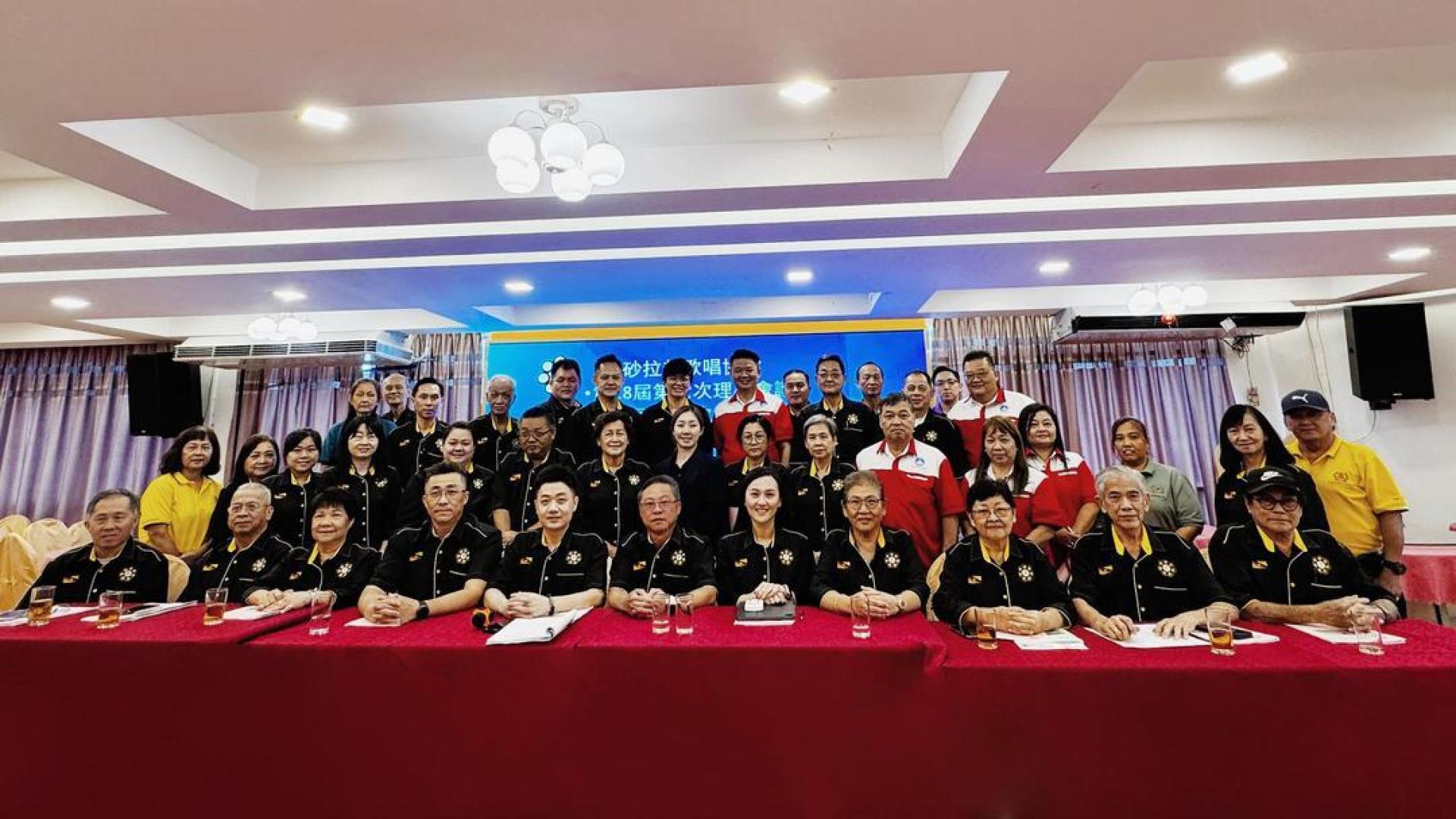 砂拉越歌唱协会会员大会后合影。