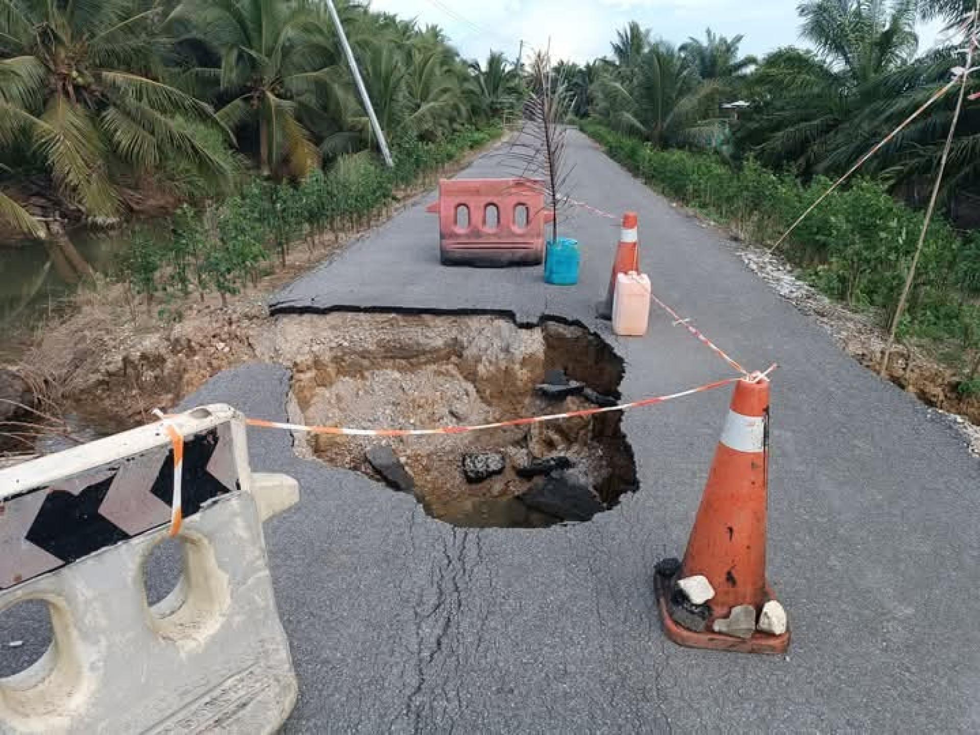 道路塌陷出现大洞。