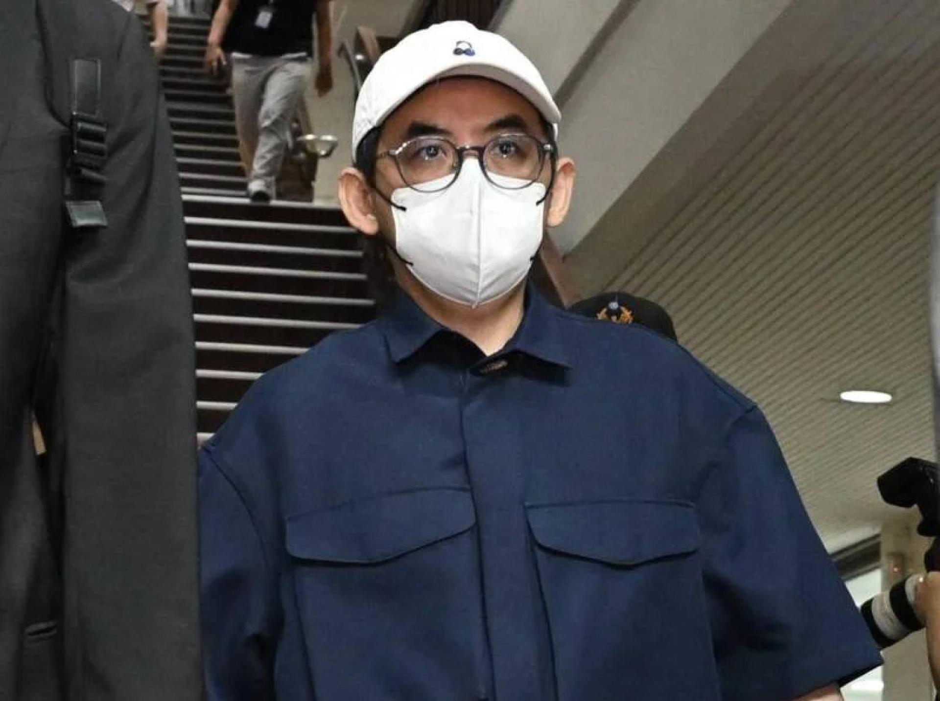 黄子佼26日又穿着同一件衬衫出庭。