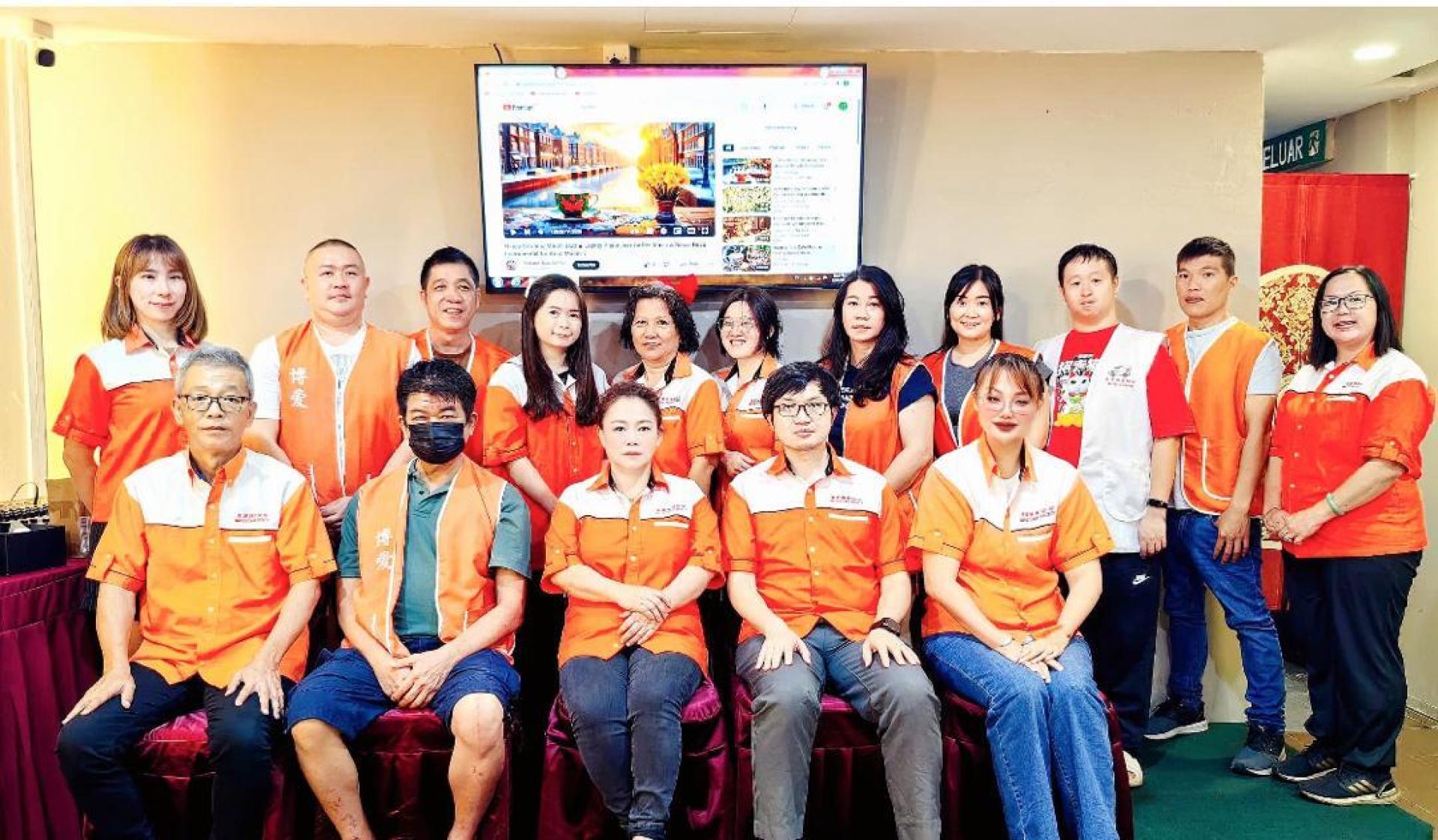 第九届美里博爱协会理事合摄。