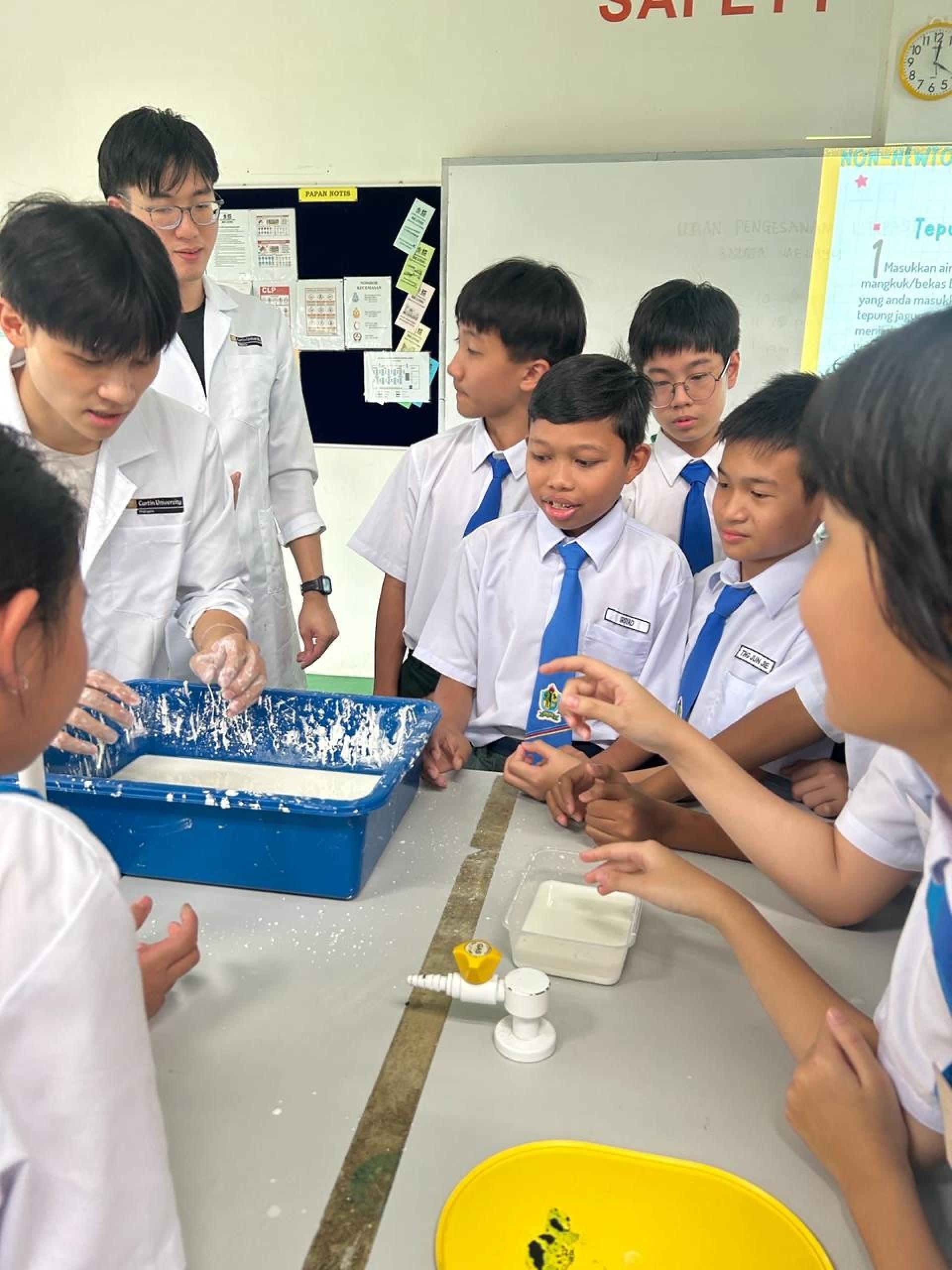 科廷大学学生指导参与者逐步完成实验过程。