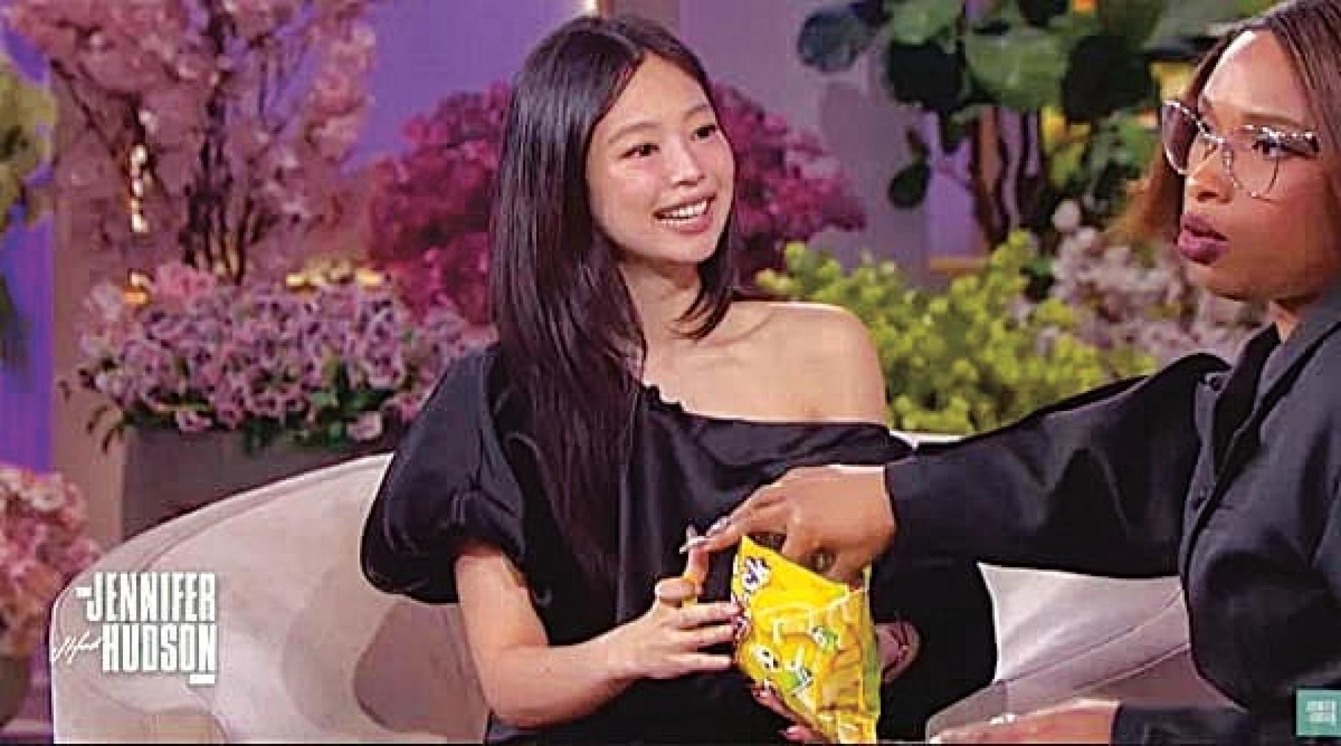 Jennie近日登上美国脱口秀介绍自己最爱的零食。