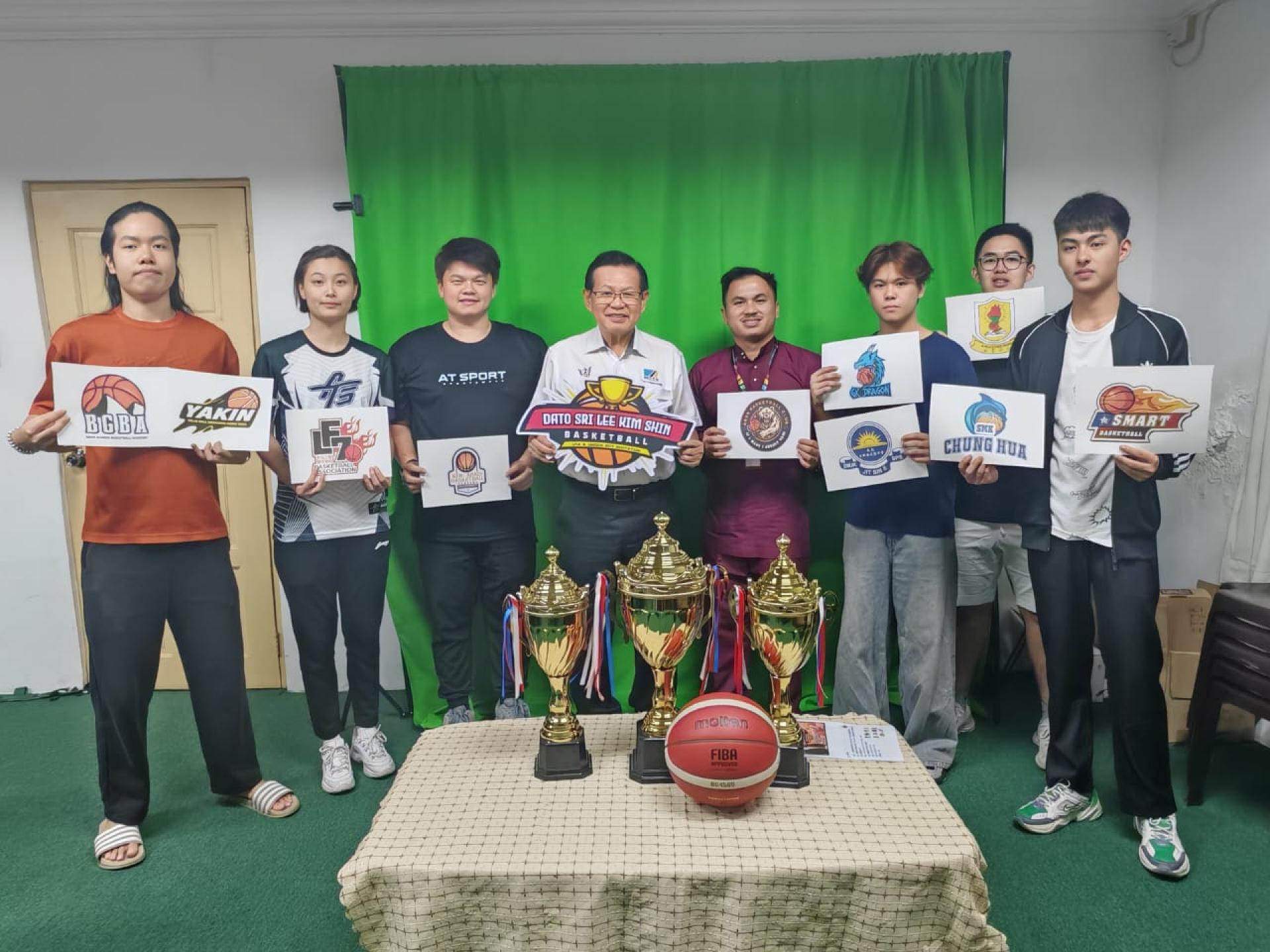 “拿督斯里李景胜杯14岁及以下男子篮球邀请赛”新闻发布会。图左2为筹备会主席陈韵微及拿督斯里李景胜（左4）。