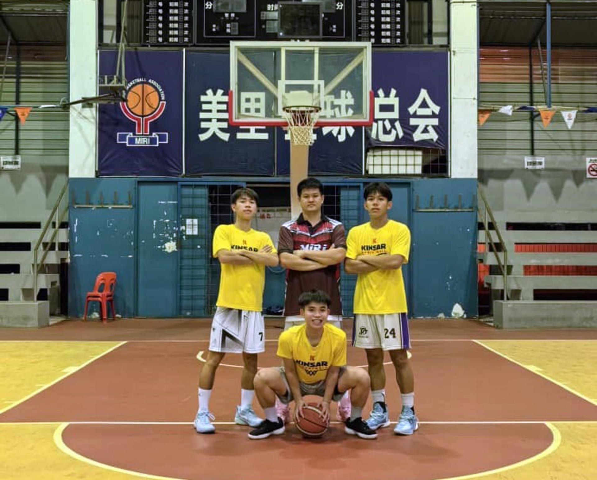 3位男健儿与林咸俊教练出征前合摄。